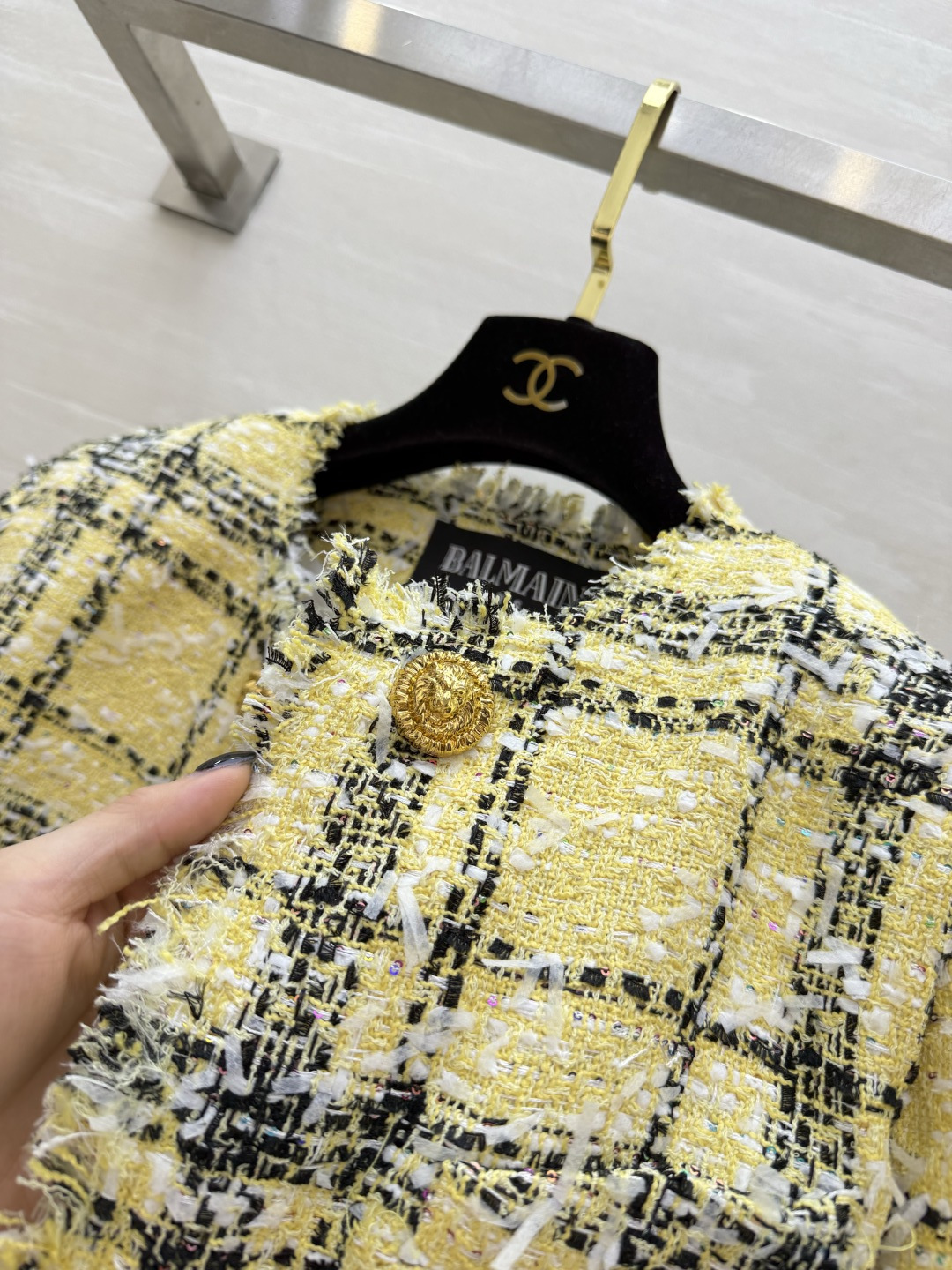 #Balmai♡²⁶黄黑格纹短外套 奶黄格纹把贵气感焊在身上了✨奶fufu的鹅黄底 经典黑格纹 自带温柔