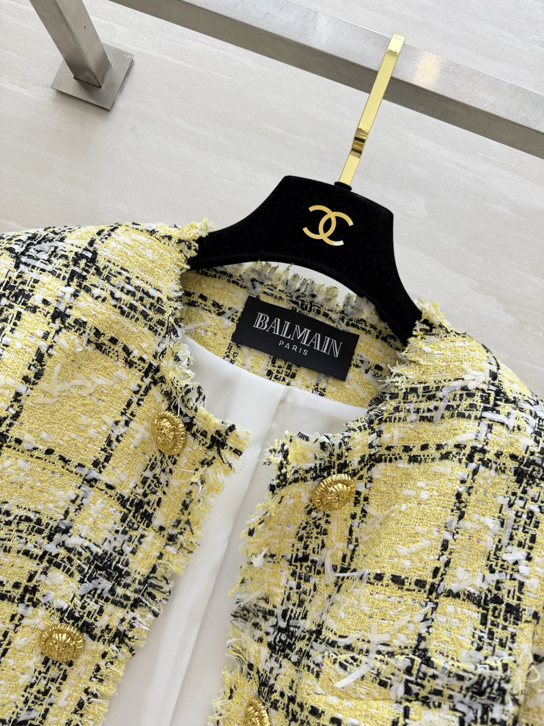 #Balmai♡²⁶黄黑格纹短外套 奶黄格纹把贵气感焊在身上了✨奶fufu的鹅黄底 经典黑格纹 自带温柔