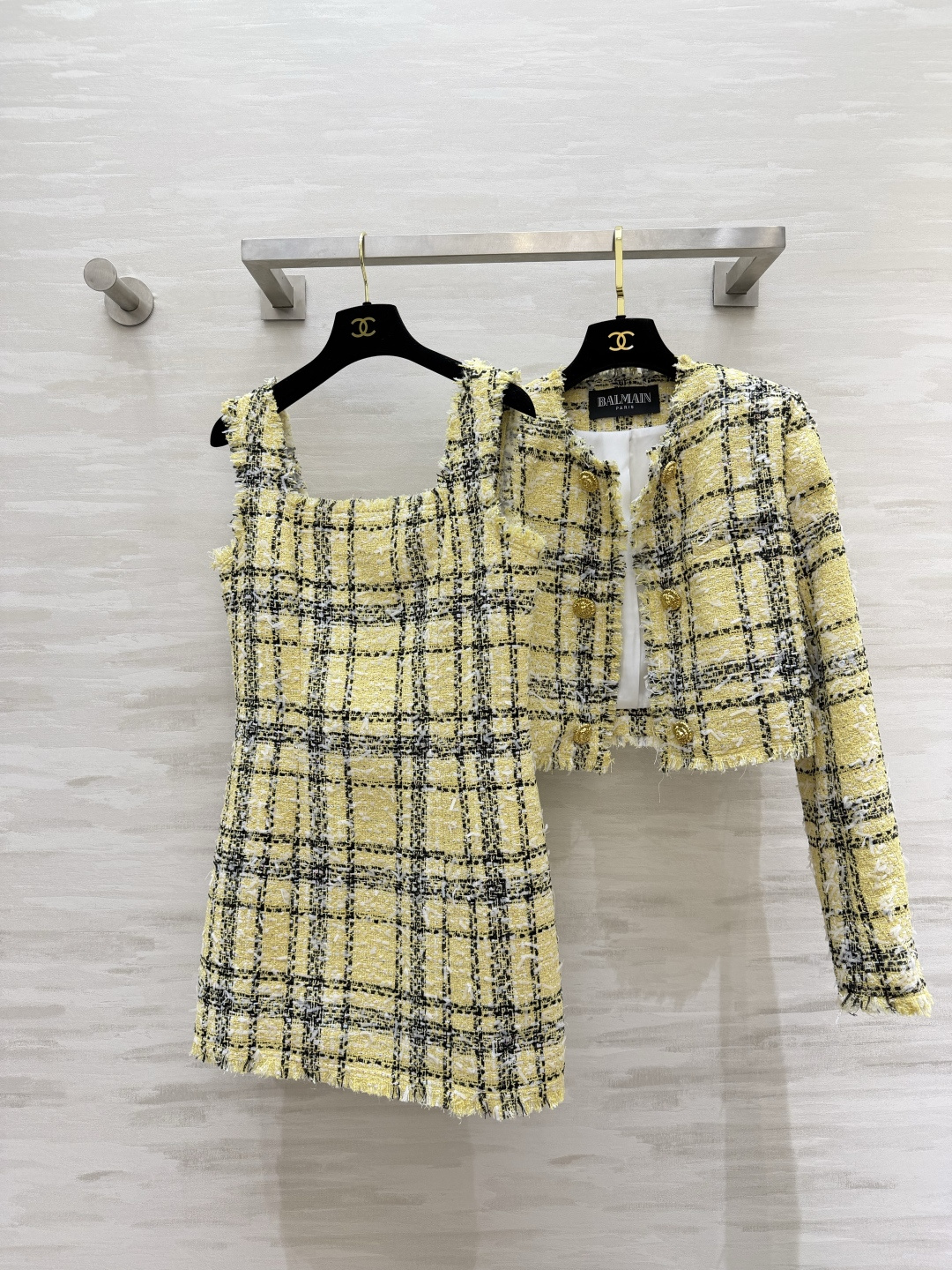 NO:804236,#Balmaiss Creamy yellow plaid tweed suspender skirt makes you look like a wealthy daughter. The creamy goose yellow bottom. The classic black plaid comes with a gentle and noble filter. The raw edge tassel design adds a bit of casual and relaxed feeling. It is not picky at all!  Square collar + wide shoulder strap design optimizes shoulder and neck lines. Tweed fabric + exquisite raw edge details make the upper body look like a rich lady!  Wear it alone or paired with a jacket from the same series!  High-quality customization, available in stock first size S/M/L (S size bust 84, skirt length 74), balmain, skirts, jackets & coats,19860909#Balmaiss奶黄格纹粗花呢吊带裙 富家千金既视感 奶fufu的鹅黄底 经典黑格纹自带温柔贵气滤镜 毛边流苏设计又添了几分随性松弛感 完全不挑风格！方领+宽肩带设计 优化肩颈线条 粗花呢面料+精致毛边细节 上身就是妥妥的富家大小姐！单穿、搭同系列外套都超绝！高品质定制 现货首发sizeS/M/L（s码胸围84,裙长74）,,balmain,skirts,jackets & coats,,Women's clothing