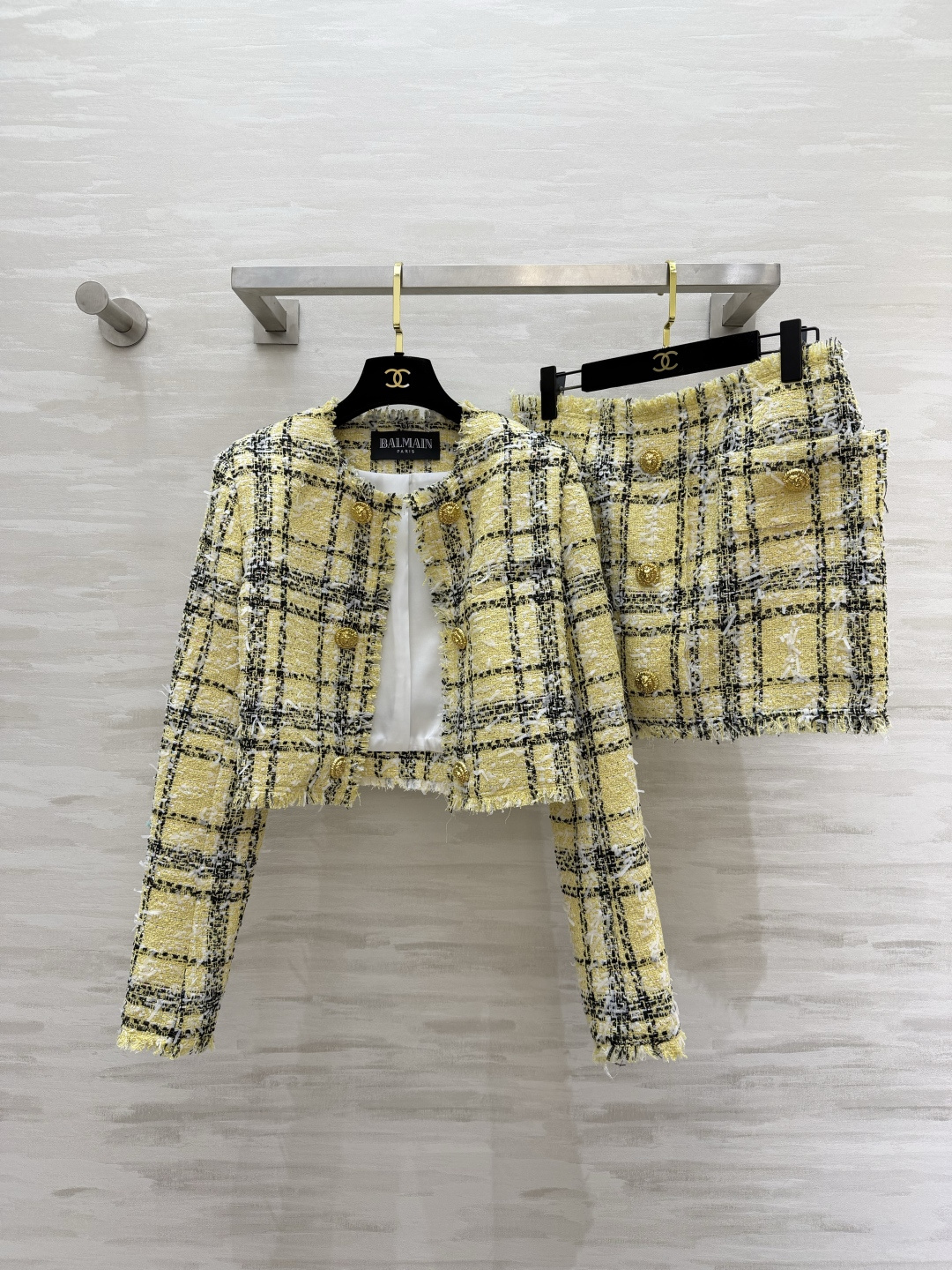 #Balmai♡²⁶奶黄格纹半裙 甜酷千金感拉满 奶fufu的鹅黄底 经典黑格纹 自带温柔滤镜 毛边流苏