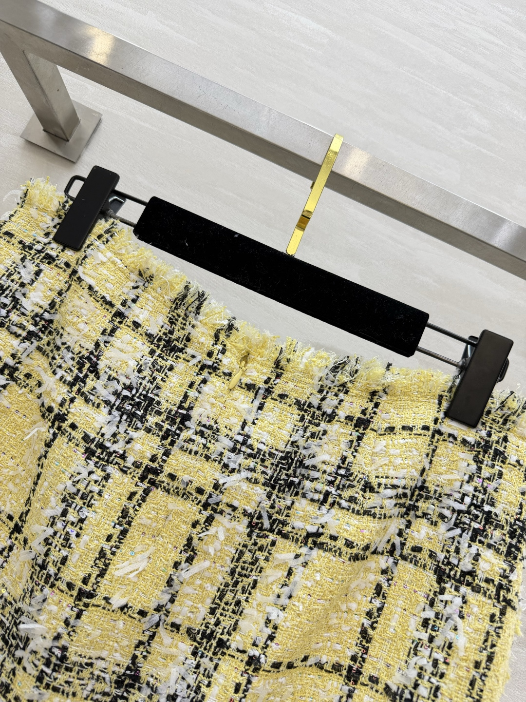 #Balmai♡²⁶奶黄格纹半裙 甜酷千金感拉满 奶fufu的鹅黄底 经典黑格纹 自带温柔滤镜 毛边流苏