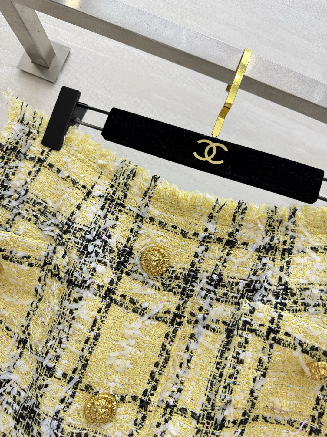 #Balmai♡²⁶奶黄格纹半裙 甜酷千金感拉满 奶fufu的鹅黄底 经典黑格纹 自带温柔滤镜 毛边流苏