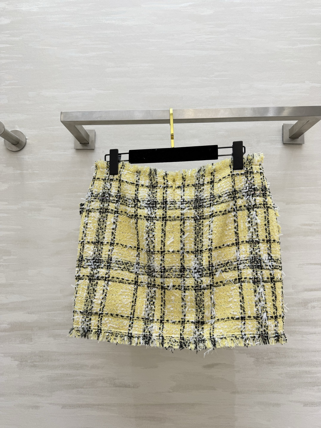 #Balmai♡²⁶奶黄格纹半裙 甜酷千金感拉满 奶fufu的鹅黄底 经典黑格纹 自带温柔滤镜 毛边流苏