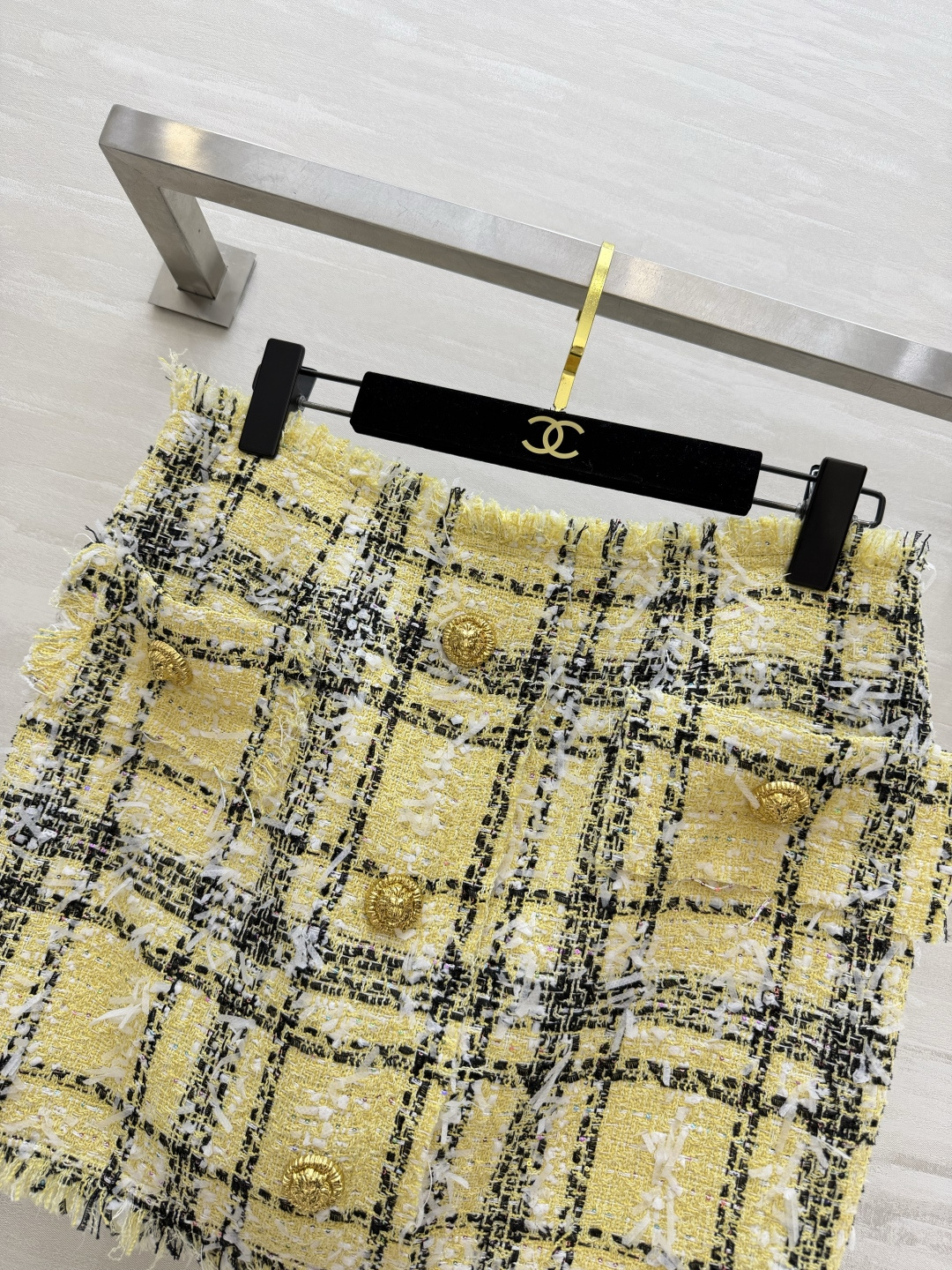 #Balmai♡²⁶奶黄格纹半裙 甜酷千金感拉满 奶fufu的鹅黄底 经典黑格纹 自带温柔滤镜 毛边流苏