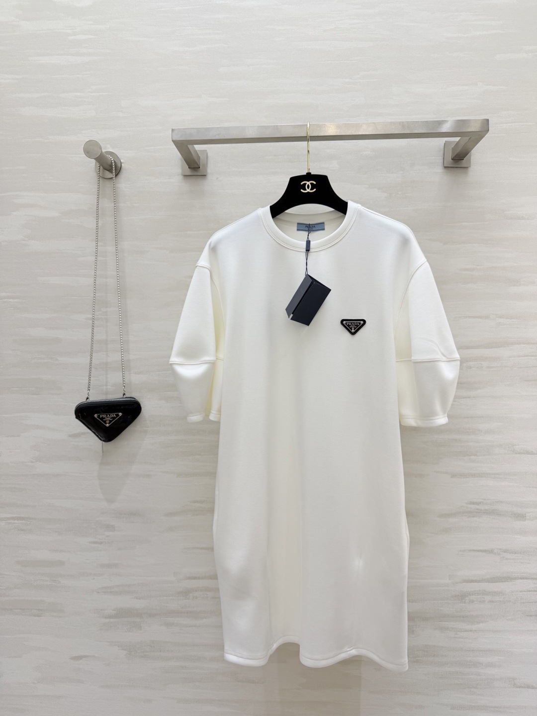 🔥🔥🔥爆款🔥🔥🔥#Prad♡²⁶春夏新款 普拉达三角标休闲连衣裙✔️简约又不简单风 搭配字母三角小包包 
