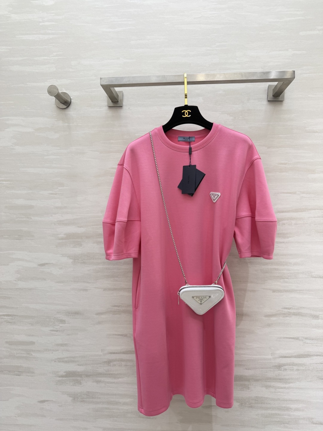 🔥🔥🔥爆款🔥🔥🔥#Prad♡²⁶春夏新款 普拉达三角标休闲连衣裙✔️简约又不简单风 搭配字母三角小包包 