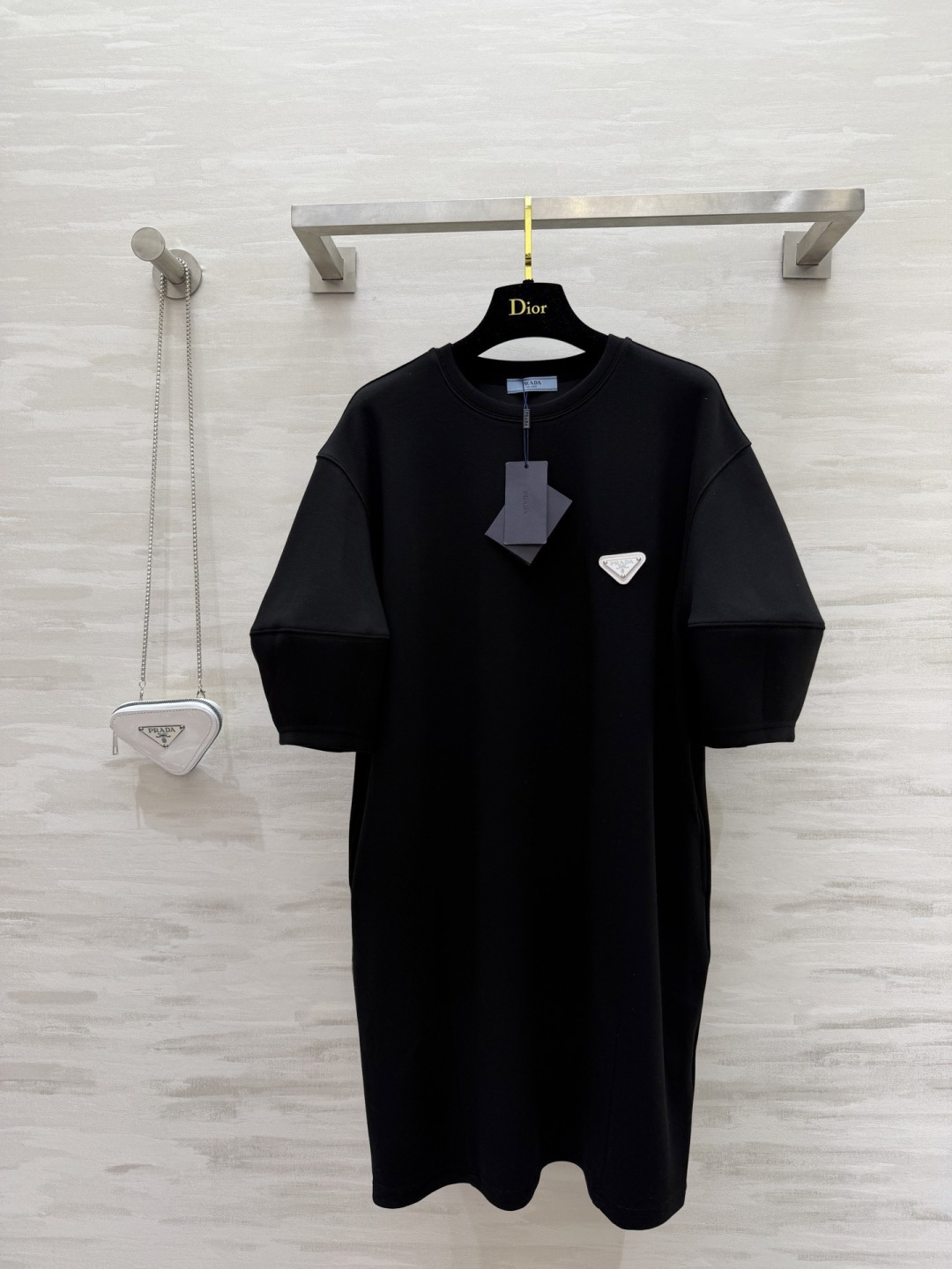 🔥🔥🔥爆款🔥🔥🔥#Prad♡²⁶春夏新款 普拉达三角标休闲连衣裙✔️简约又不简单风 搭配字母三角小包包 