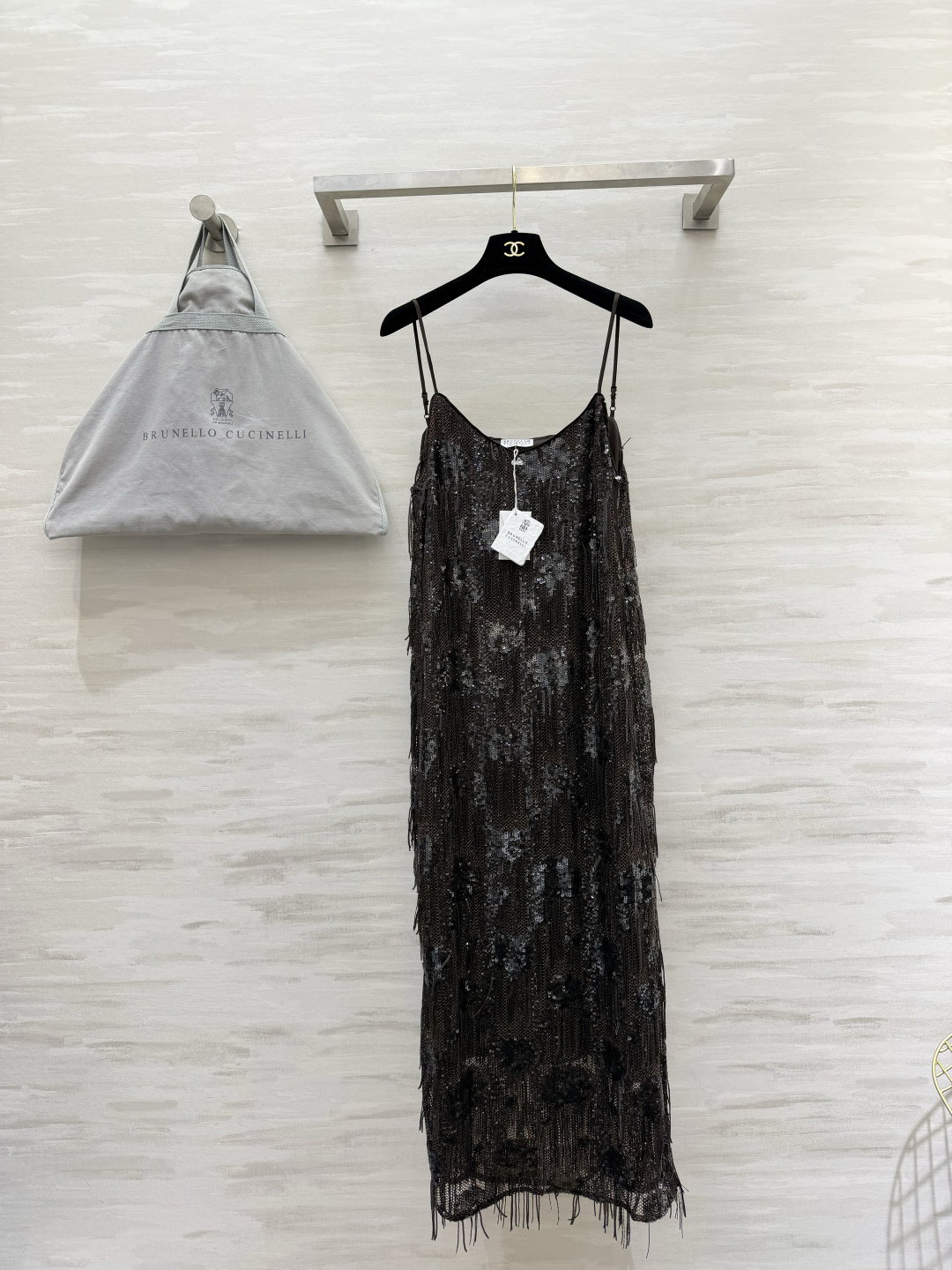 #Brunellocucinell♡²⁶ss亮片流苏吊带裙 自带聚光灯效果的重工款✨深棕底色 渐变亮片 
