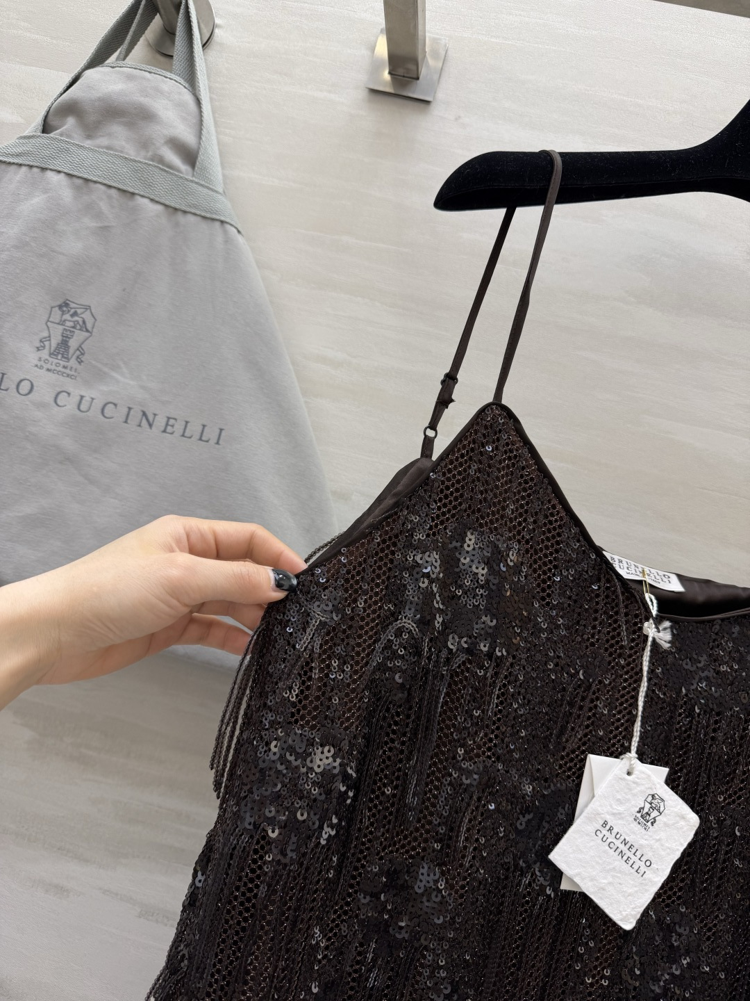 #Brunellocucinell♡²⁶ss亮片流苏吊带裙 自带聚光灯效果的重工款✨深棕底色 渐变亮片 