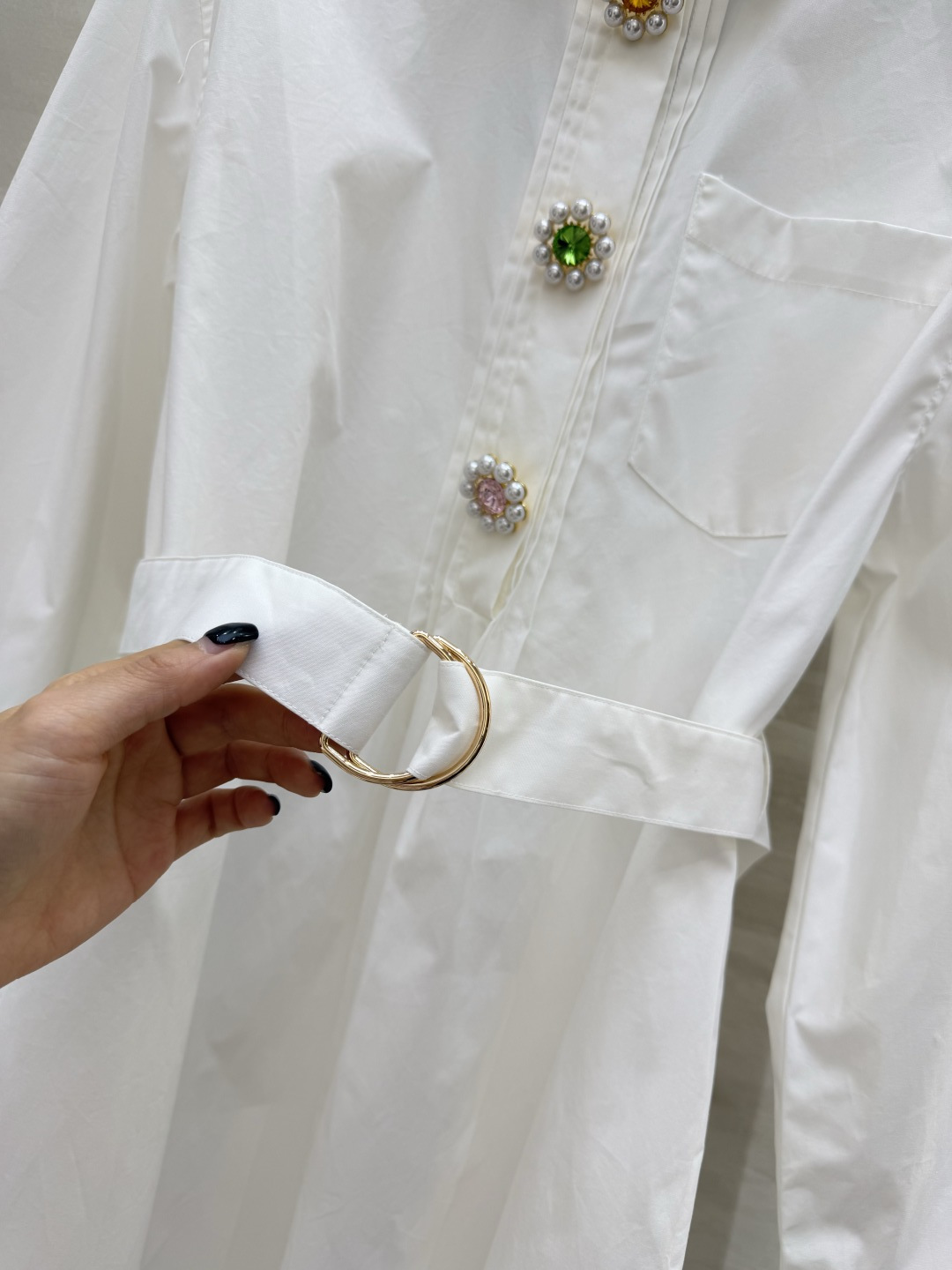 #Lvvv²⁶ss白月光衬衫裙 把优雅焊在身上 ✨纯净奶白 彩宝钻扣 把温柔与精致拉满！经典衬衫领+长袖