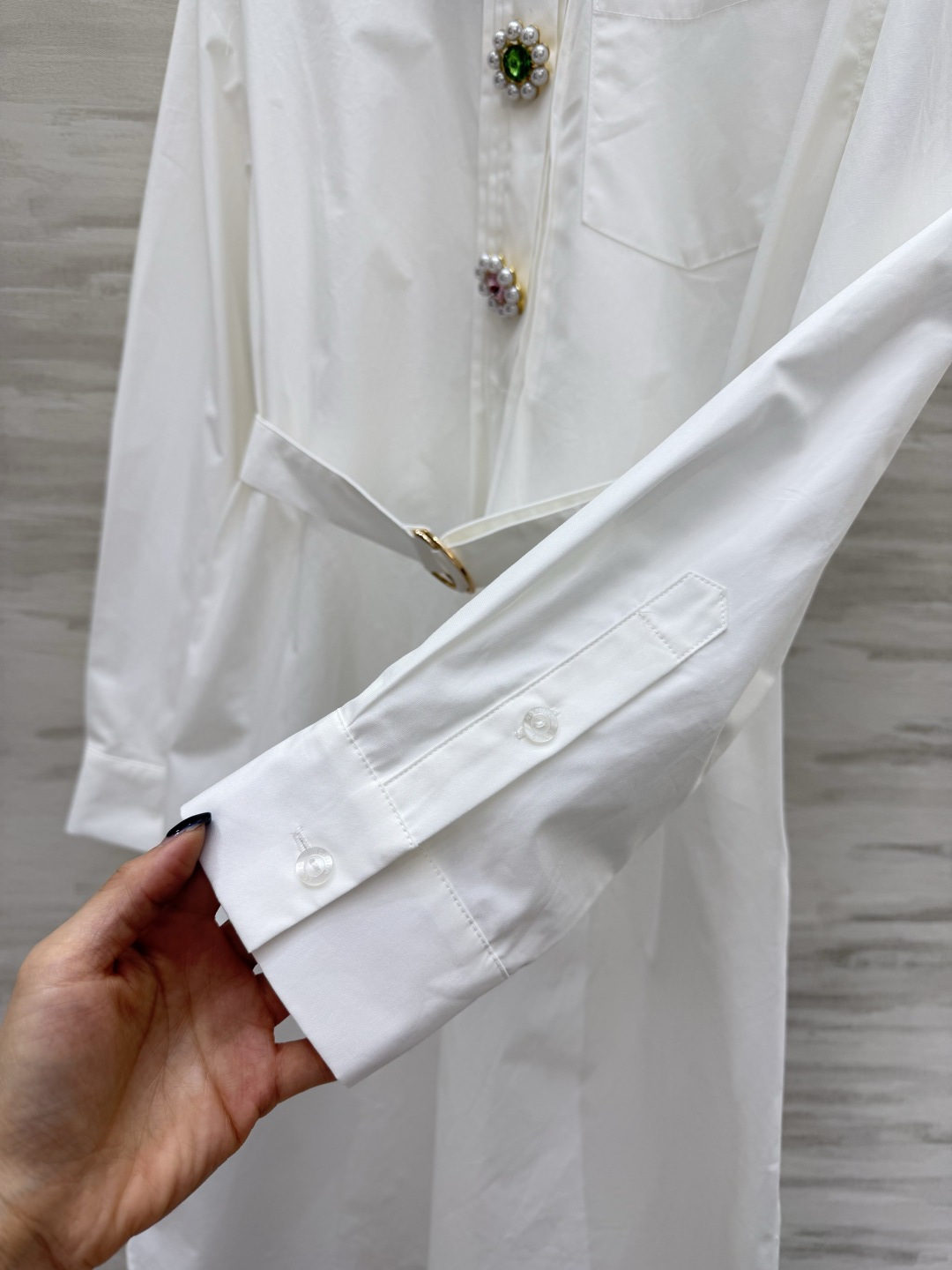 #Lvvv²⁶ss白月光衬衫裙 把优雅焊在身上 ✨纯净奶白 彩宝钻扣 把温柔与精致拉满！经典衬衫领+长袖