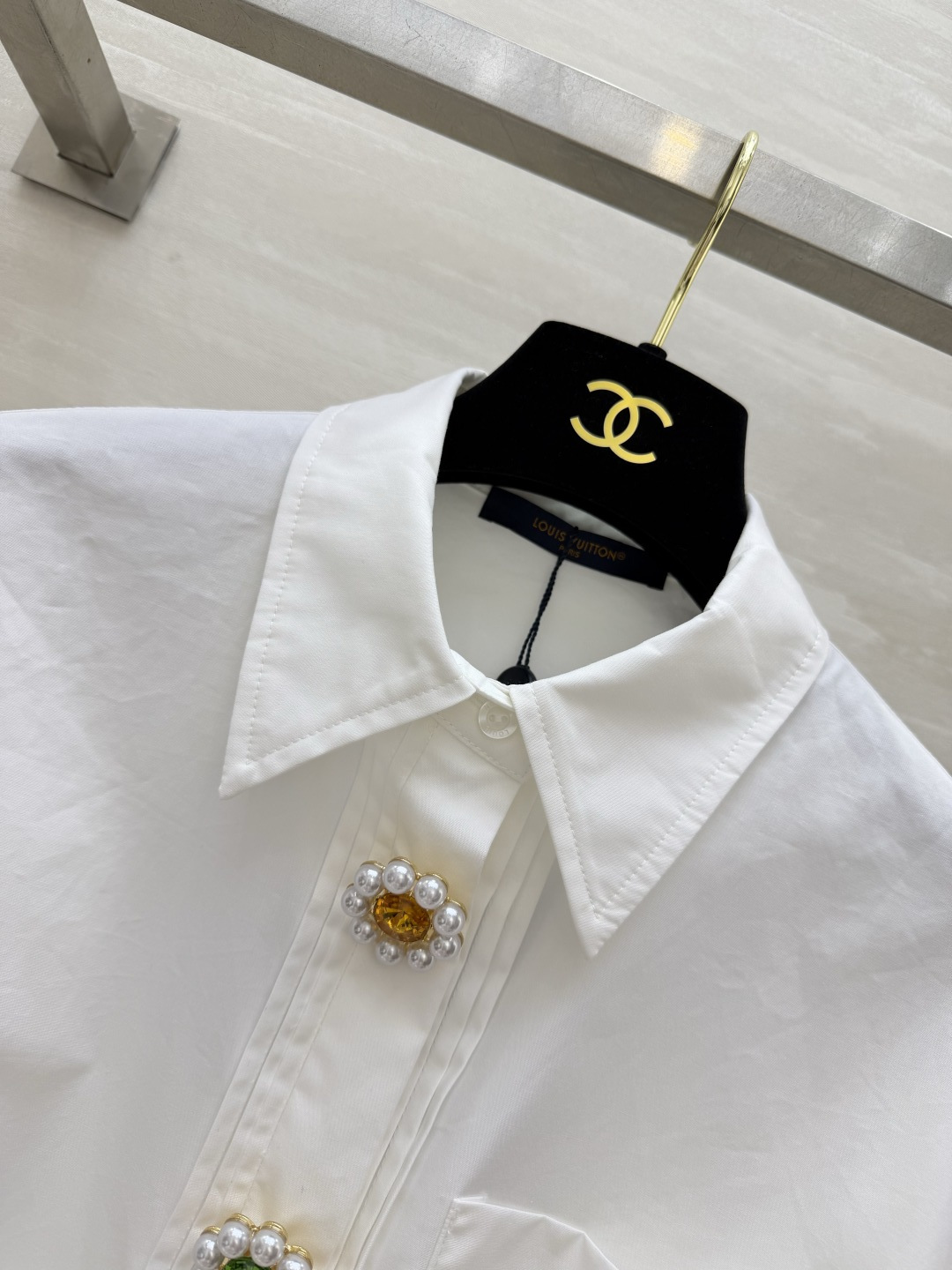 #Lvvv²⁶ss白月光衬衫裙 把优雅焊在身上 ✨纯净奶白 彩宝钻扣 把温柔与精致拉满！经典衬衫领+长袖