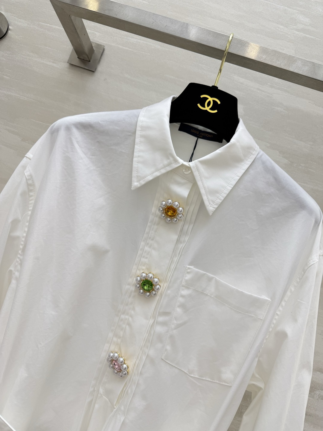 #Lvvv²⁶ss白月光衬衫裙 把优雅焊在身上 ✨纯净奶白 彩宝钻扣 把温柔与精致拉满！经典衬衫领+长袖