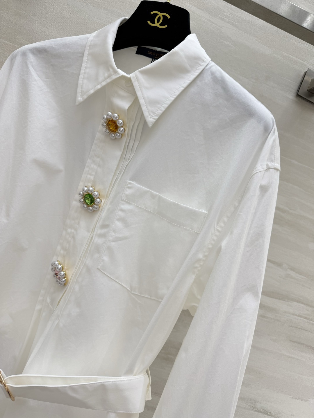 #Lvvv²⁶ss白月光衬衫裙 把优雅焊在身上 ✨纯净奶白 彩宝钻扣 把温柔与精致拉满！经典衬衫领+长袖