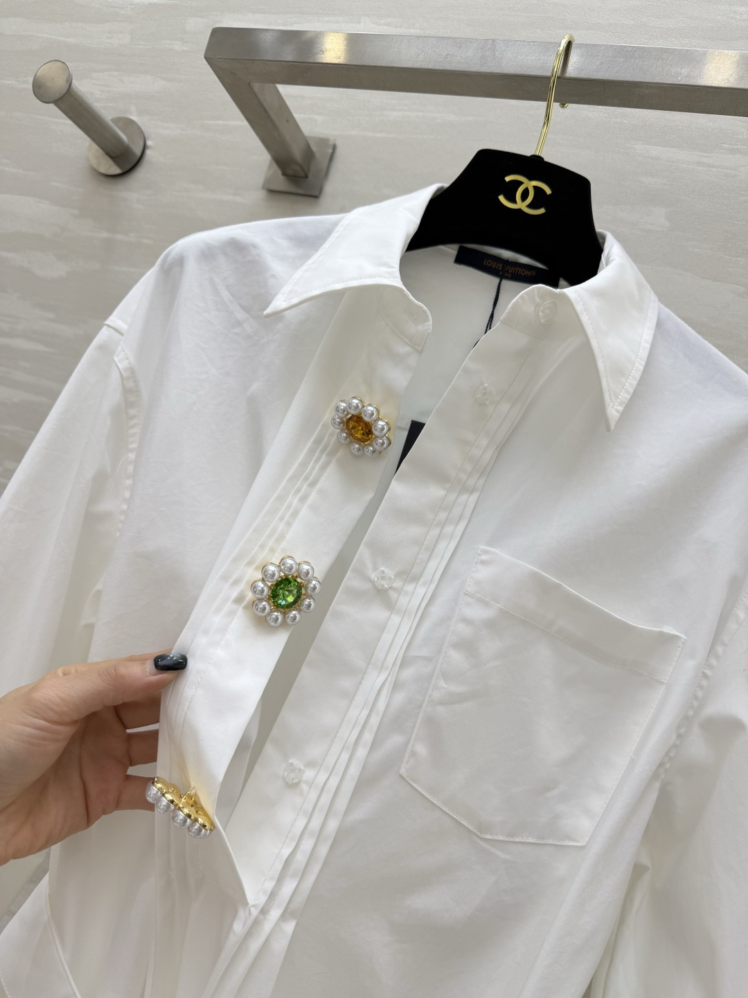 #Lvvv²⁶ss白月光衬衫裙 把优雅焊在身上 ✨纯净奶白 彩宝钻扣 把温柔与精致拉满！经典衬衫领+长袖