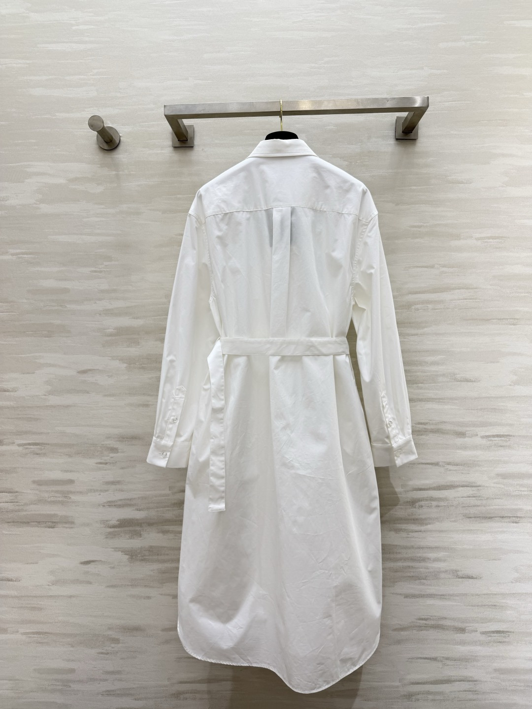 #Lvvv²⁶ss白月光衬衫裙 把优雅焊在身上 ✨纯净奶白 彩宝钻扣 把温柔与精致拉满！经典衬衫领+长袖