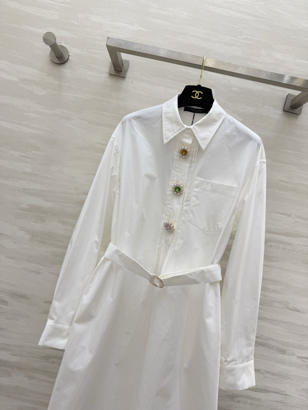 #Lvvv²⁶ss白月光衬衫裙 把优雅焊在身上 ✨纯净奶白 彩宝钻扣 把温柔与精致拉满！经典衬衫领+长袖