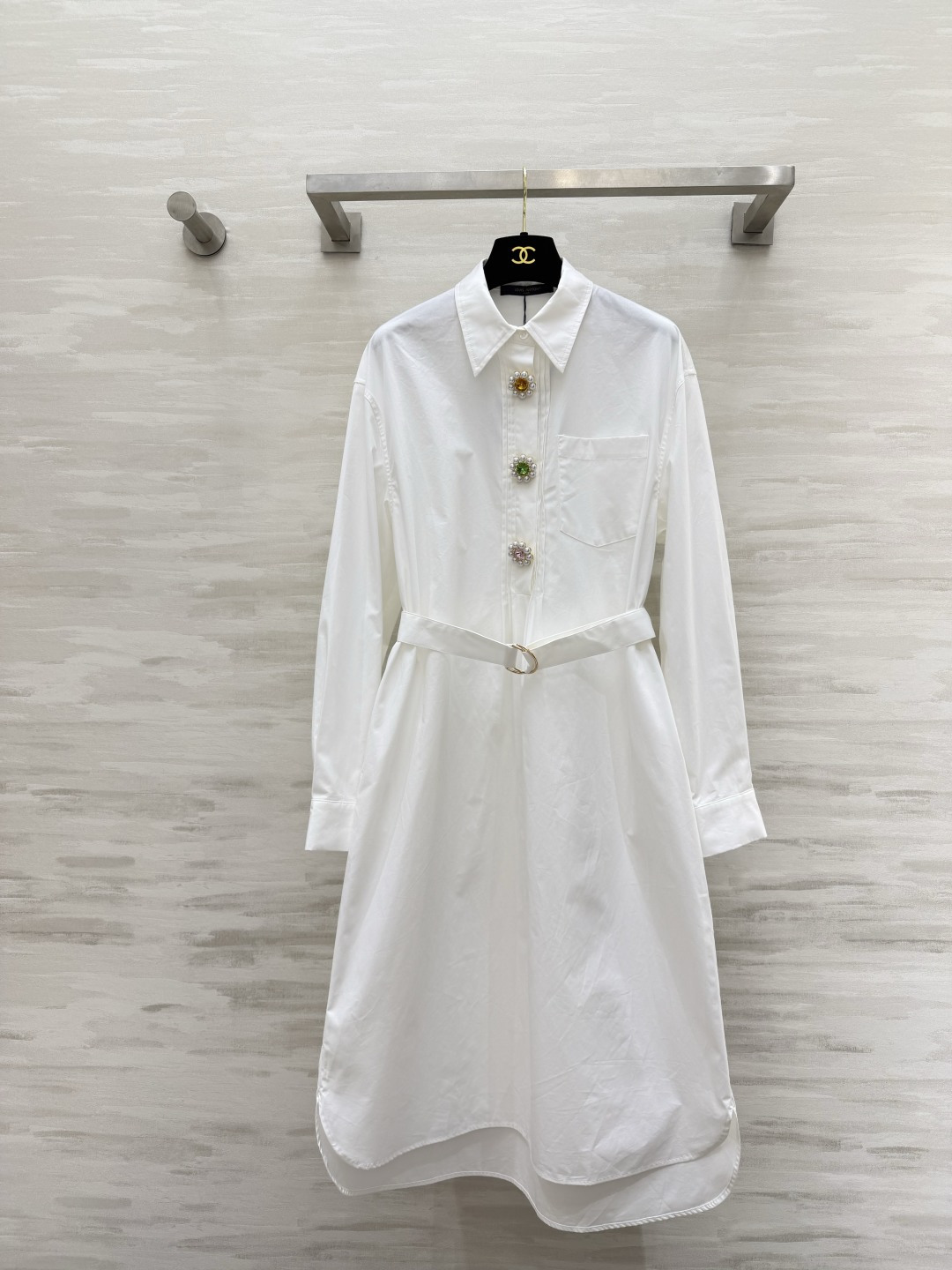 NO:804229,#LvvvssWhite Moonlight Shirt Skirt Welds elegance to the body, pure milky white, colorful diamond buttons, full of gentleness and sophistication!  Classic shirt collar + long-sleeved design, neat and elegant. Colorful flower diamond buttons, each one is eye-catching. Full sense of detail. Belt of the same color tightens the waist in one second and changes to 30-70 ratio in the second. High-count cotton fabric, crisp and stylish. Irregular curved hem. Walking with wind, full of atmosphere. High-quality customization. Ready-made first size S/M/L, Louis Vuitton, skirts, shirts,19860909#Lvvvss白月光衬衫裙 把优雅焊在身上 纯净奶白 彩宝钻扣 把温柔与精致拉满！经典衬衫领+长袖设计 利落又显气质 彩宝花朵钻扣 每一颗都闪到心巴 细节感拉满 同色系腰带一秒收腰 秒变三七分比例 高支棉面料 挺括有型 不规则弧形下摆 走路带风 氛围感直接拉满 高品质定制 现货首发sizeS/M/L,,louis vuitton,skirts,shirts,,Women's clothing