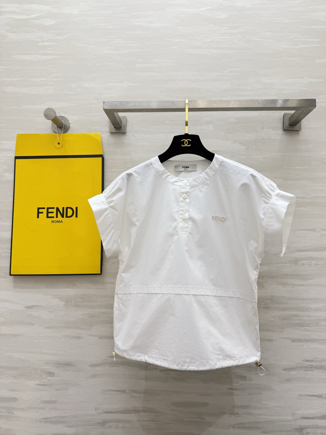 NO:804223,#FENDss minimalist white round-neck shirt brings a sense of luxury to your daily life. Pure milky white. Doesn’t show off your skin. Round neck and half placket design. Clean and slim. Modifies shoulder and neck lines. Exquisite logo embroidery on the left chest. Low-key and elegant. At first glance, high-end. Drawstring design on the hem. Can be loosened or tightened to change a variety of styles in seconds!  High-count cotton fabric is breathable and skin-friendly, making it refreshing to wear in spring and summer without getting sweaty!  High quality customization, available in stock first size S/M/L, fendi, shirts,19860909#FENDss极简白圆领衬衫 把高级感穿在日常里纯净奶白色 不挑皮巨显白 圆领半开襟设计 利落又显瘦 修饰肩颈线条 左胸精致logo刺绣 低调显贵 一眼高级 下摆抽绳设计 可松可紧秒变多种穿搭风格！高支棉面料 透气亲肤 春夏穿清爽不闷汗！高品质定制 现货首发sizeS/M/L,,fendi,shirts,,Women's clothing