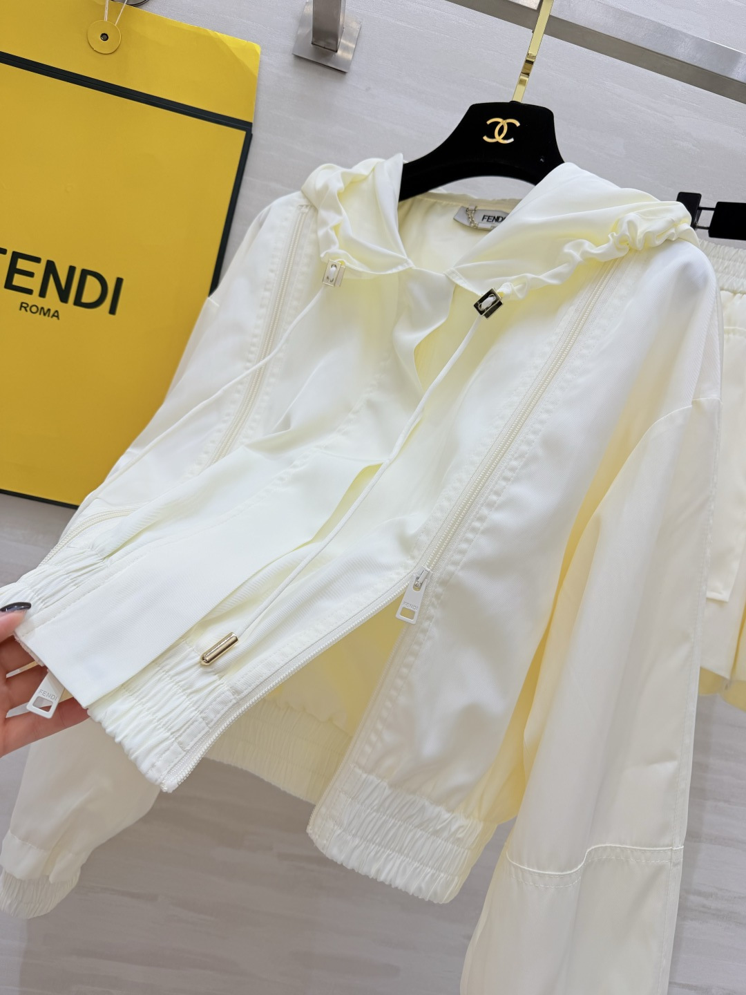 #FEND♡²⁶ss限定 奶白连帽套装 奶呼呼白月光 把高级感焊在身上！不挑皮巨显白！双拉链设计收腰下摆