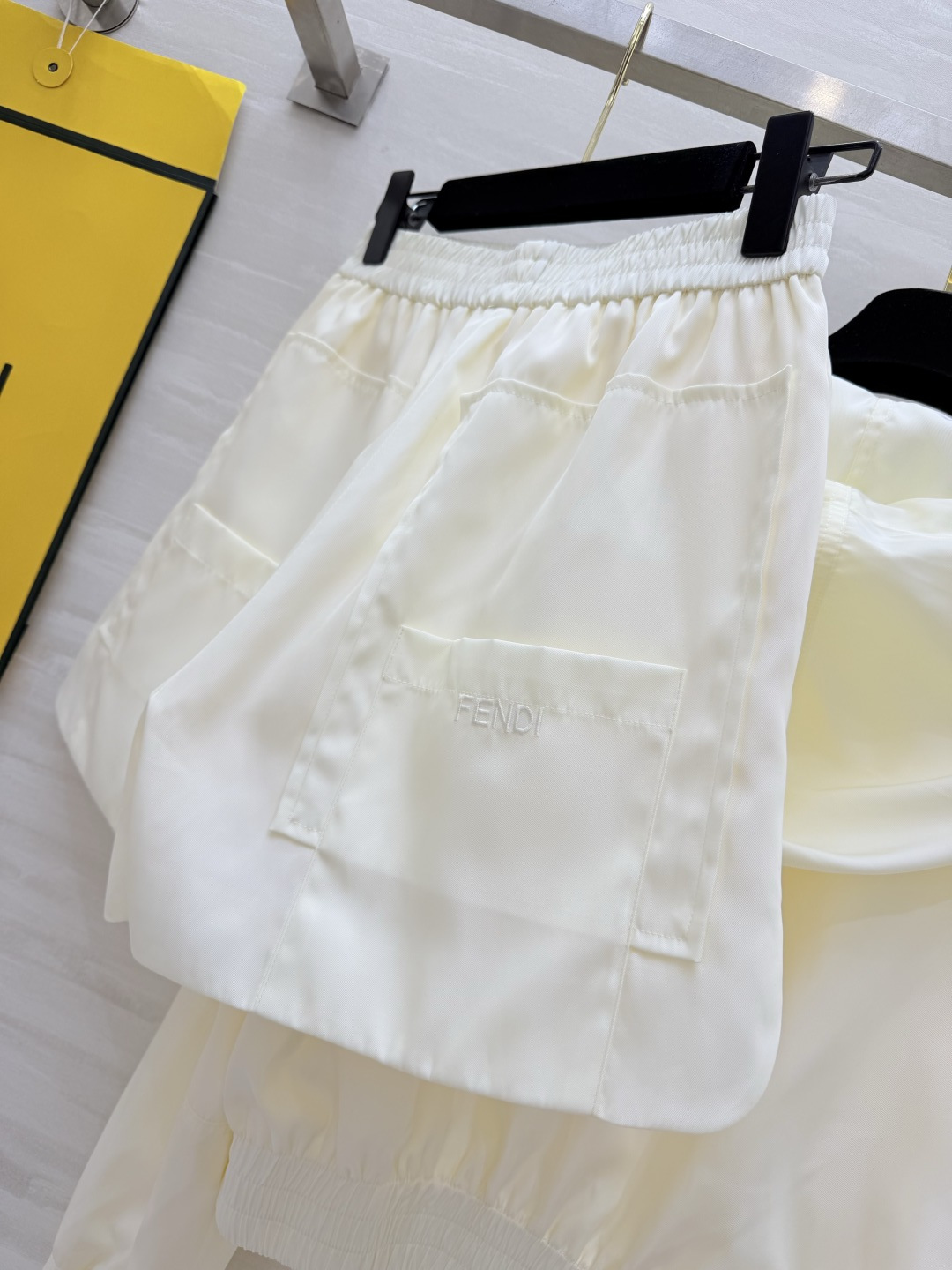 #FEND♡²⁶ss限定 奶白连帽套装 奶呼呼白月光 把高级感焊在身上！不挑皮巨显白！双拉链设计收腰下摆