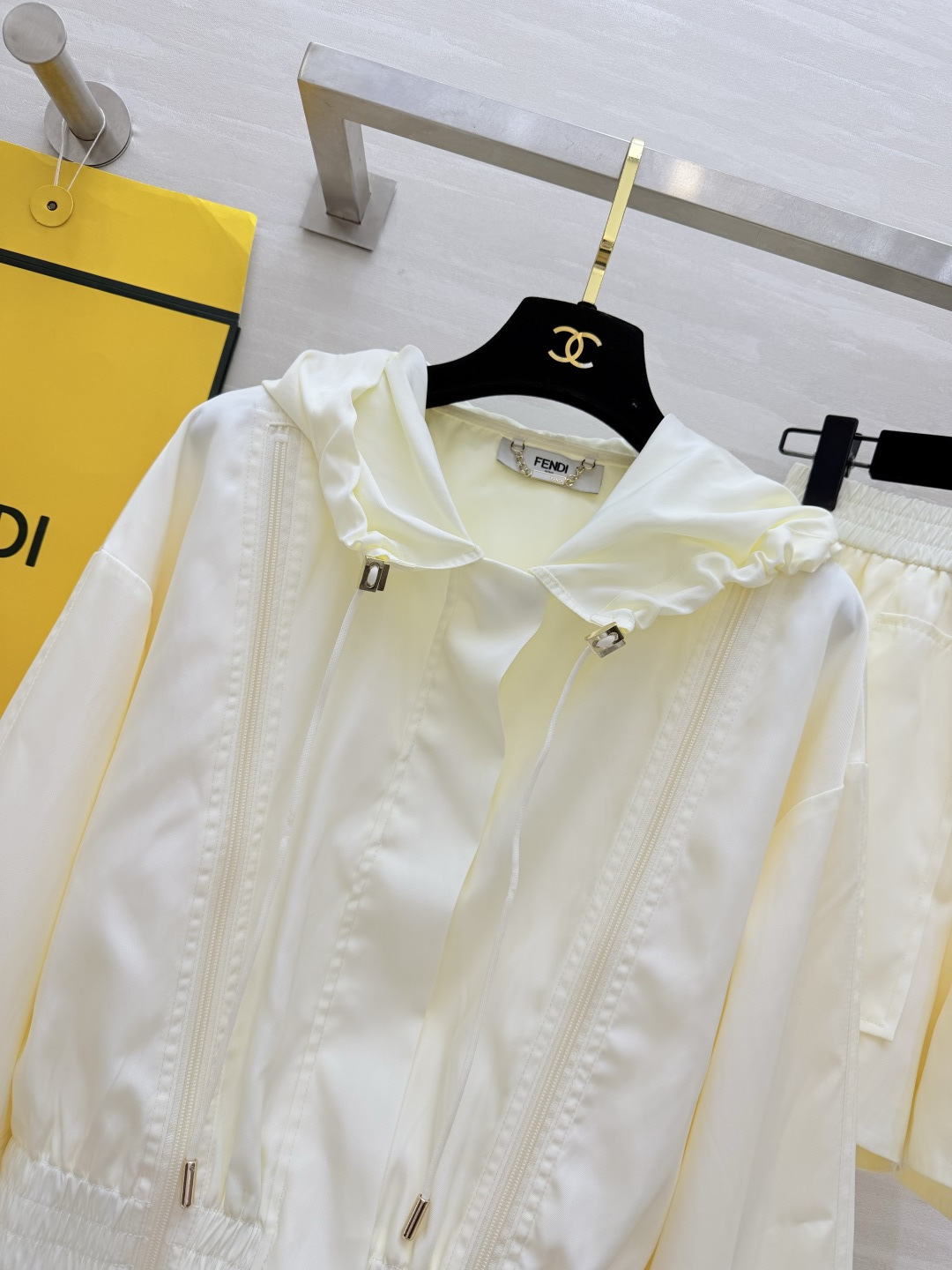 #FEND♡²⁶ss限定 奶白连帽套装 奶呼呼白月光 把高级感焊在身上！不挑皮巨显白！双拉链设计收腰下摆