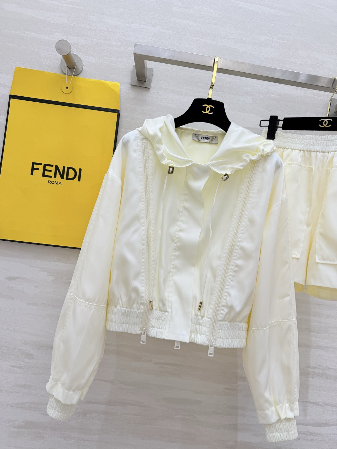 #FEND♡²⁶ss限定 奶白连帽套装 奶呼呼白月光 把高级感焊在身上！不挑皮巨显白！双拉链设计收腰下摆