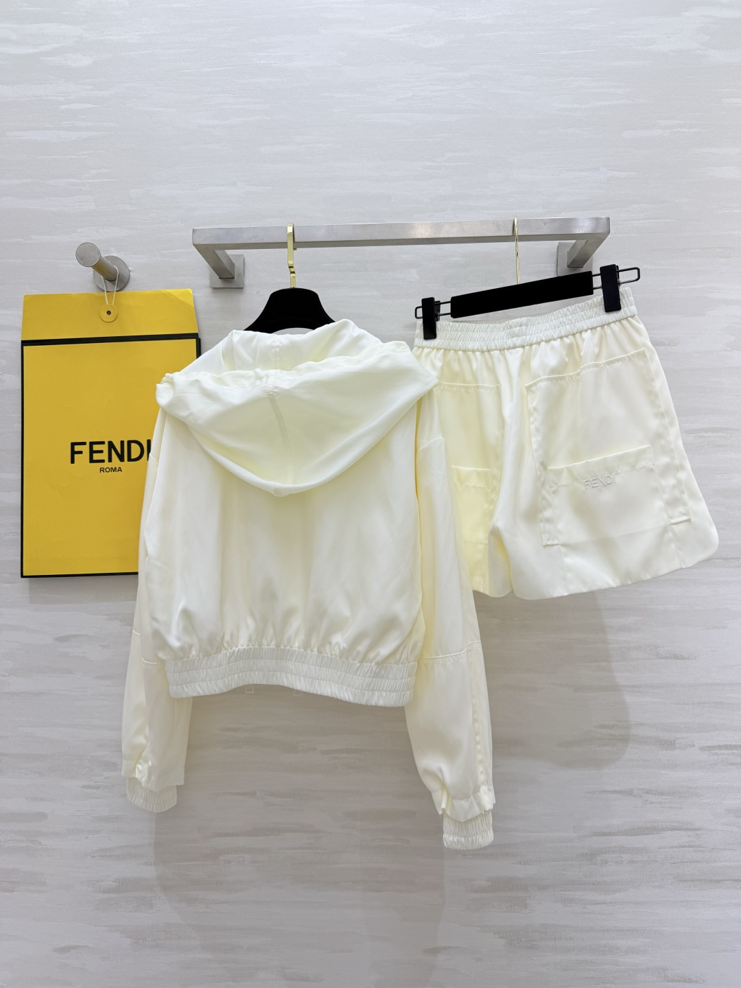 #FEND♡²⁶ss限定 奶白连帽套装 奶呼呼白月光 把高级感焊在身上！不挑皮巨显白！双拉链设计收腰下摆