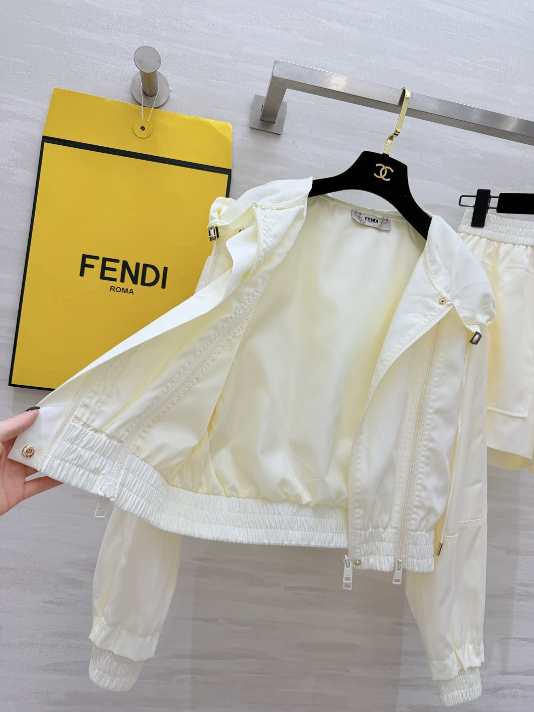 #FEND♡²⁶ss限定 奶白连帽套装 奶呼呼白月光 把高级感焊在身上！不挑皮巨显白！双拉链设计收腰下摆