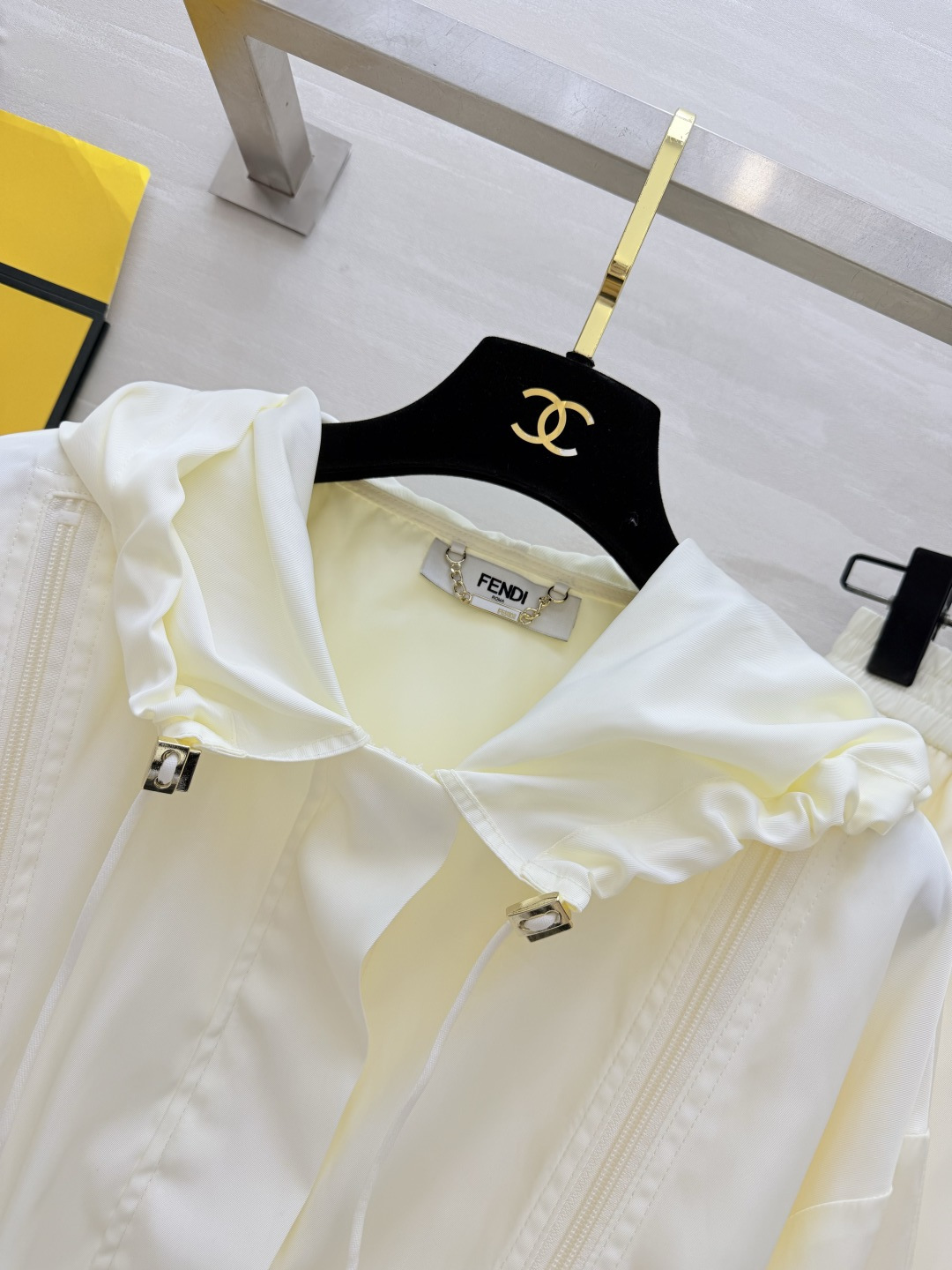 #FEND♡²⁶ss限定 奶白连帽套装 奶呼呼白月光 把高级感焊在身上！不挑皮巨显白！双拉链设计收腰下摆