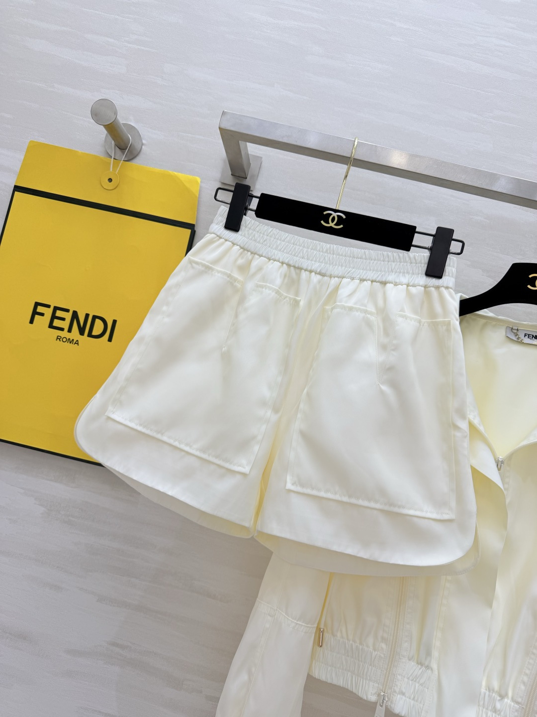 #FEND♡²⁶ss限定 奶白连帽套装 奶呼呼白月光 把高级感焊在身上！不挑皮巨显白！双拉链设计收腰下摆