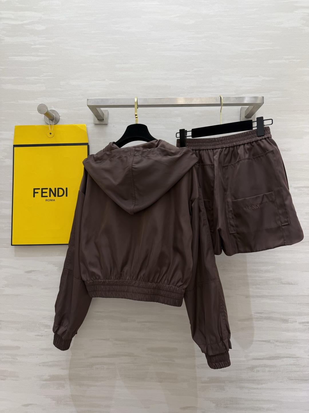 #FEND♡²⁶ss限定 巧克力棕连帽套装 美拉德色系天花板 把高级感焊在身上！低饱和巧克力棕 不挑皮巨