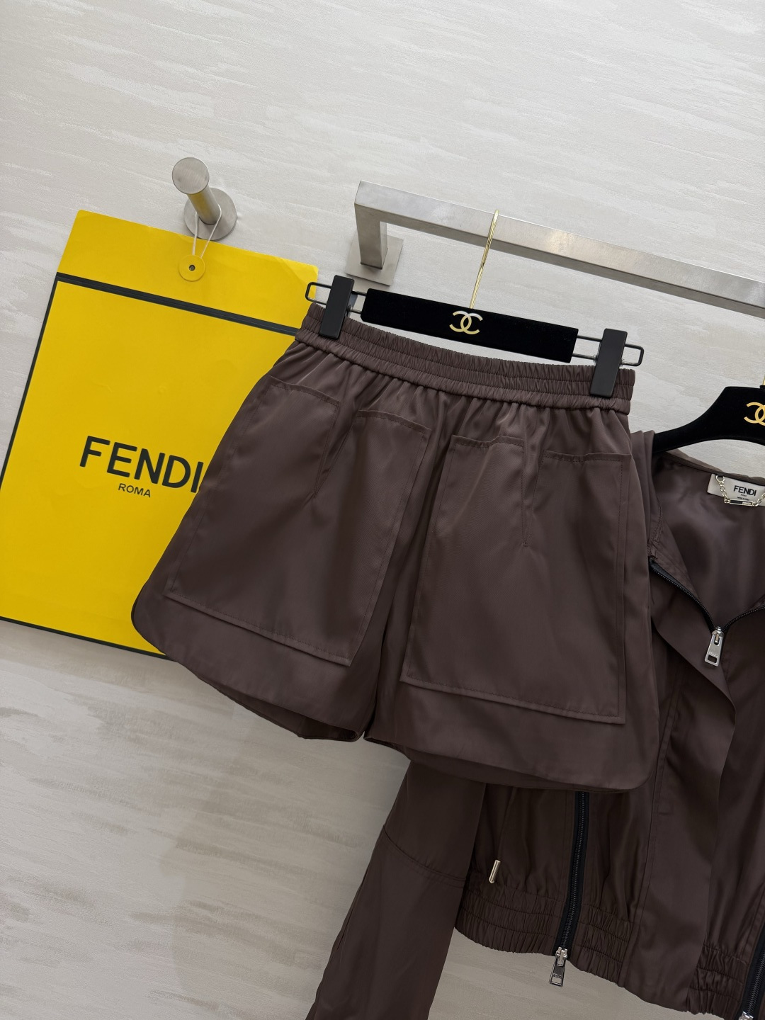 #FEND♡²⁶ss限定 巧克力棕连帽套装 美拉德色系天花板 把高级感焊在身上！低饱和巧克力棕 不挑皮巨