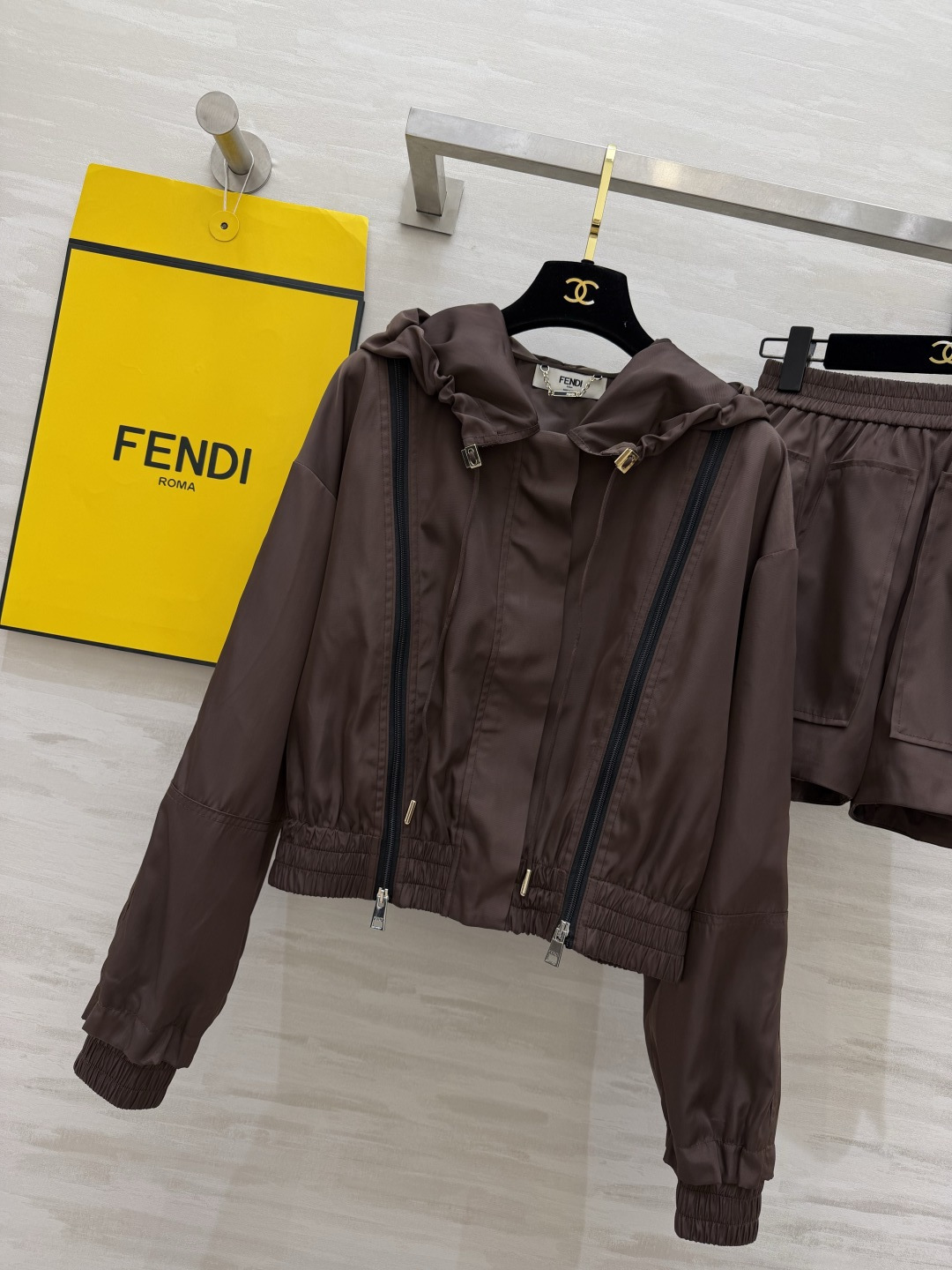 #FEND♡²⁶ss限定 巧克力棕连帽套装 美拉德色系天花板 把高级感焊在身上！低饱和巧克力棕 不挑皮巨