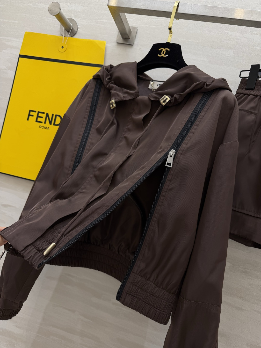#FEND♡²⁶ss限定 巧克力棕连帽套装 美拉德色系天花板 把高级感焊在身上！低饱和巧克力棕 不挑皮巨