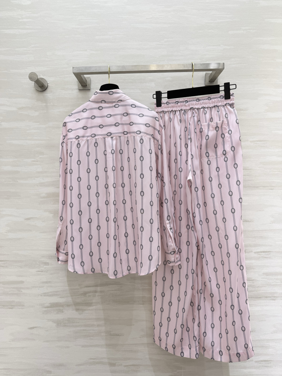 #Lvvv²⁶ss粉调链条⛓️印花套装 柔雾粉底色 复古链条印花 把贵气和温柔焊在了一起✨衬衫做了宝石扣