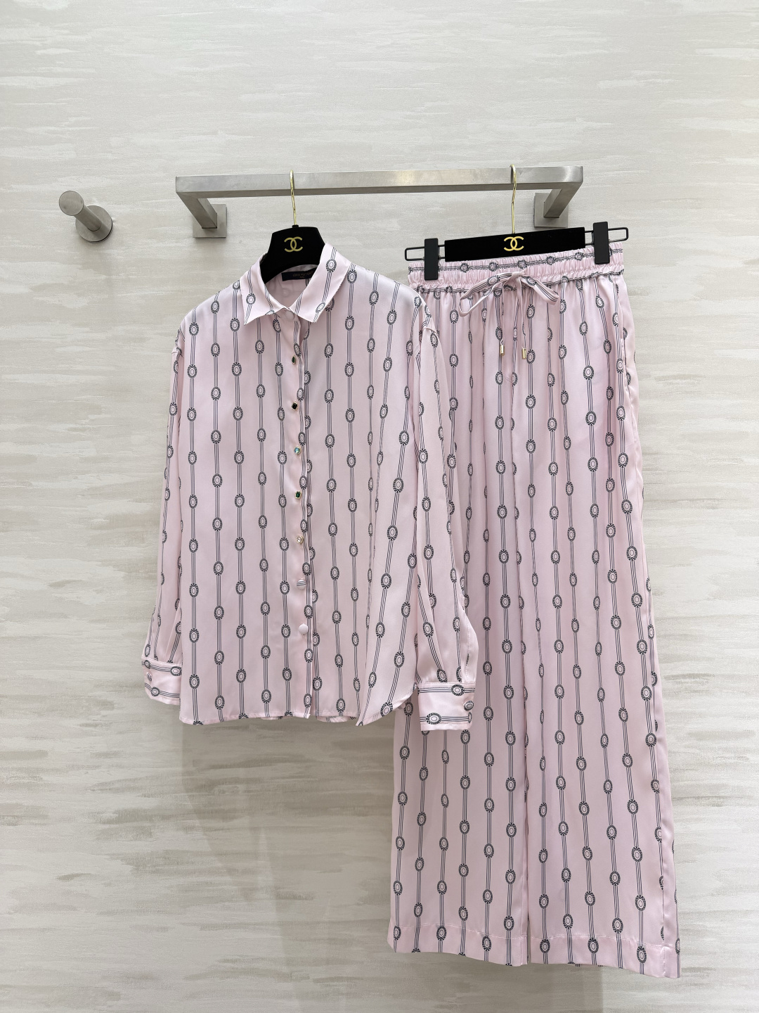 #Lvvv²⁶ss粉调链条⛓️印花套装 柔雾粉底色 复古链条印花 把贵气和温柔焊在了一起✨衬衫做了宝石扣