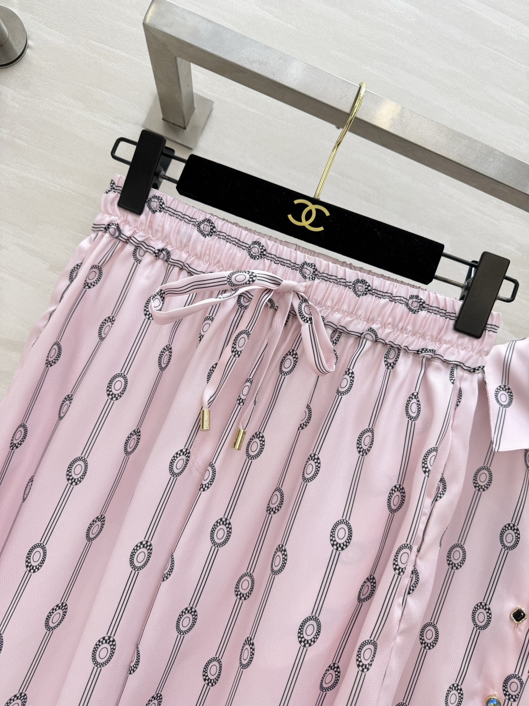 #Lvvv²⁶ss粉调链条⛓️印花套装 柔雾粉底色 复古链条印花 把贵气和温柔焊在了一起✨衬衫做了宝石扣