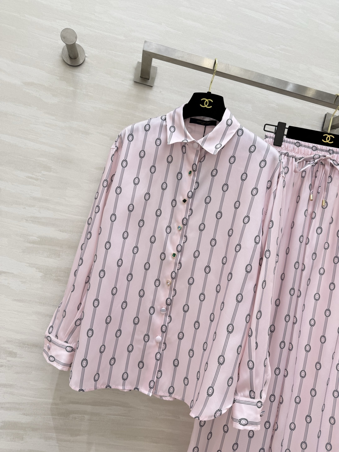 #Lvvv²⁶ss粉调链条⛓️印花套装 柔雾粉底色 复古链条印花 把贵气和温柔焊在了一起✨衬衫做了宝石扣