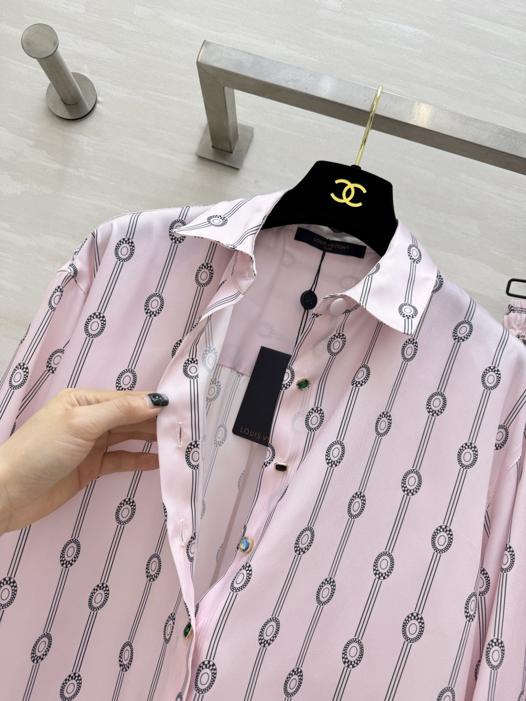 #Lvvv²⁶ss粉调链条⛓️印花套装 柔雾粉底色 复古链条印花 把贵气和温柔焊在了一起✨衬衫做了宝石扣