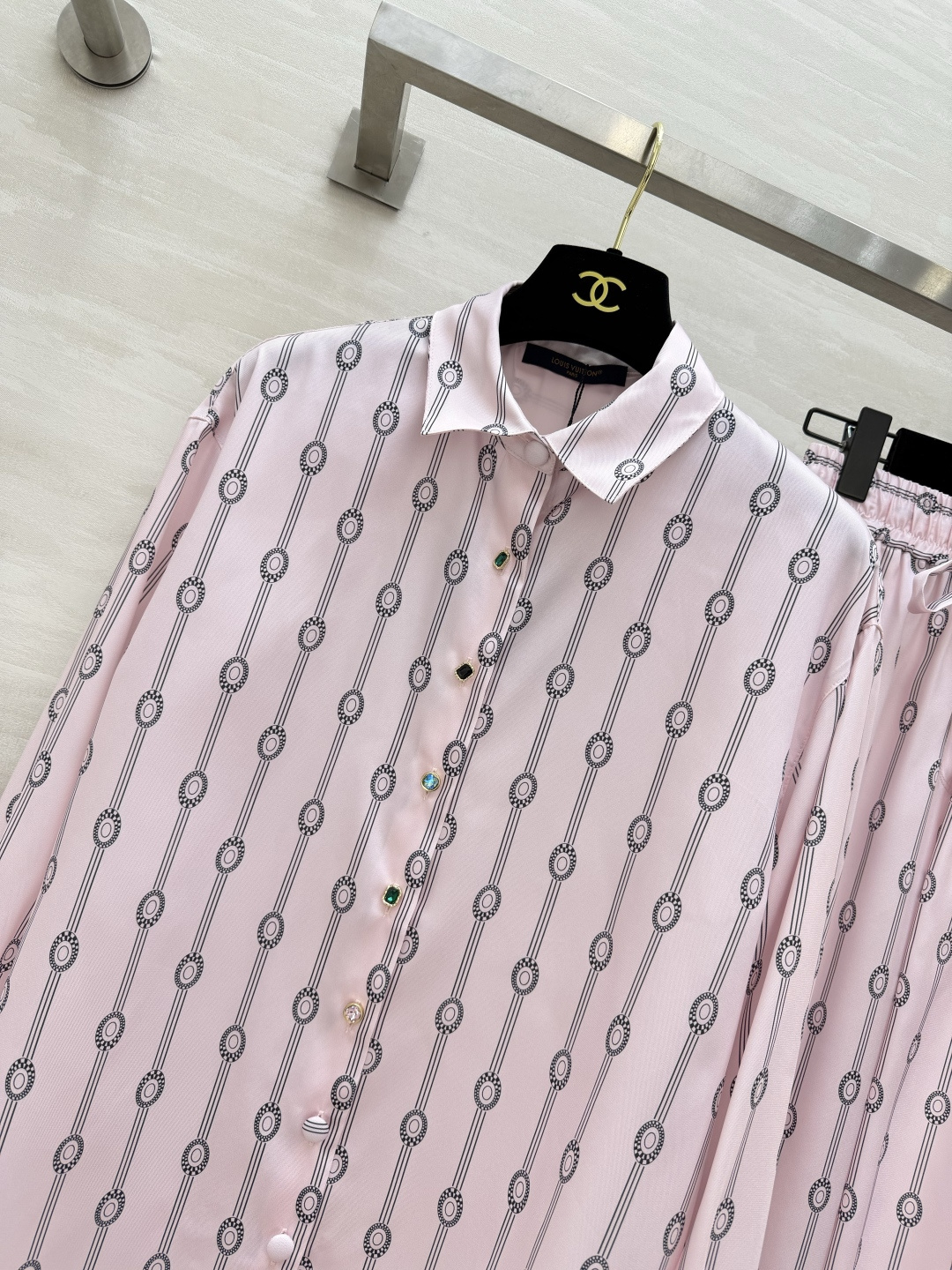 #Lvvv²⁶ss粉调链条⛓️印花套装 柔雾粉底色 复古链条印花 把贵气和温柔焊在了一起✨衬衫做了宝石扣