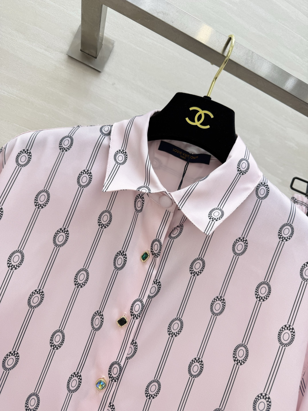 #Lvvv²⁶ss粉调链条⛓️印花套装 柔雾粉底色 复古链条印花 把贵气和温柔焊在了一起✨衬衫做了宝石扣
