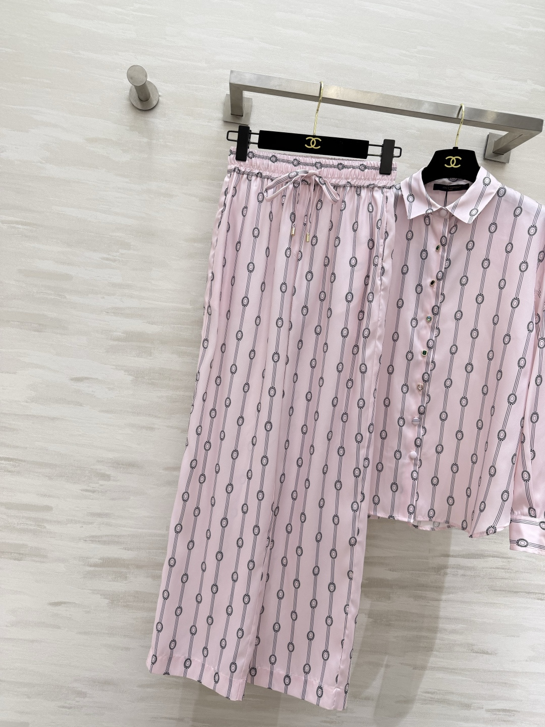 #Lvvv²⁶ss粉调链条⛓️印花套装 柔雾粉底色 复古链条印花 把贵气和温柔焊在了一起✨衬衫做了宝石扣