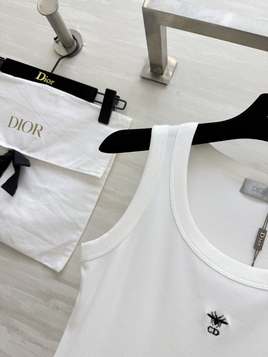 #Dio♡²⁶ss蜜蜂刺绣坑条背心｜衣柜刚需款 把高级感焊在身上的神仙内搭 闭眼入不踩雷💫经典黑白两色 