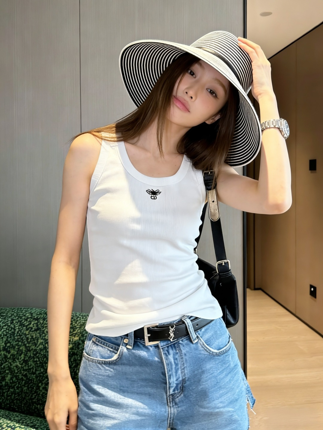 #Dio♡²⁶ss蜜蜂刺绣坑条背心｜衣柜刚需款 把高级感焊在身上的神仙内搭 闭眼入不踩雷💫经典黑白两色 