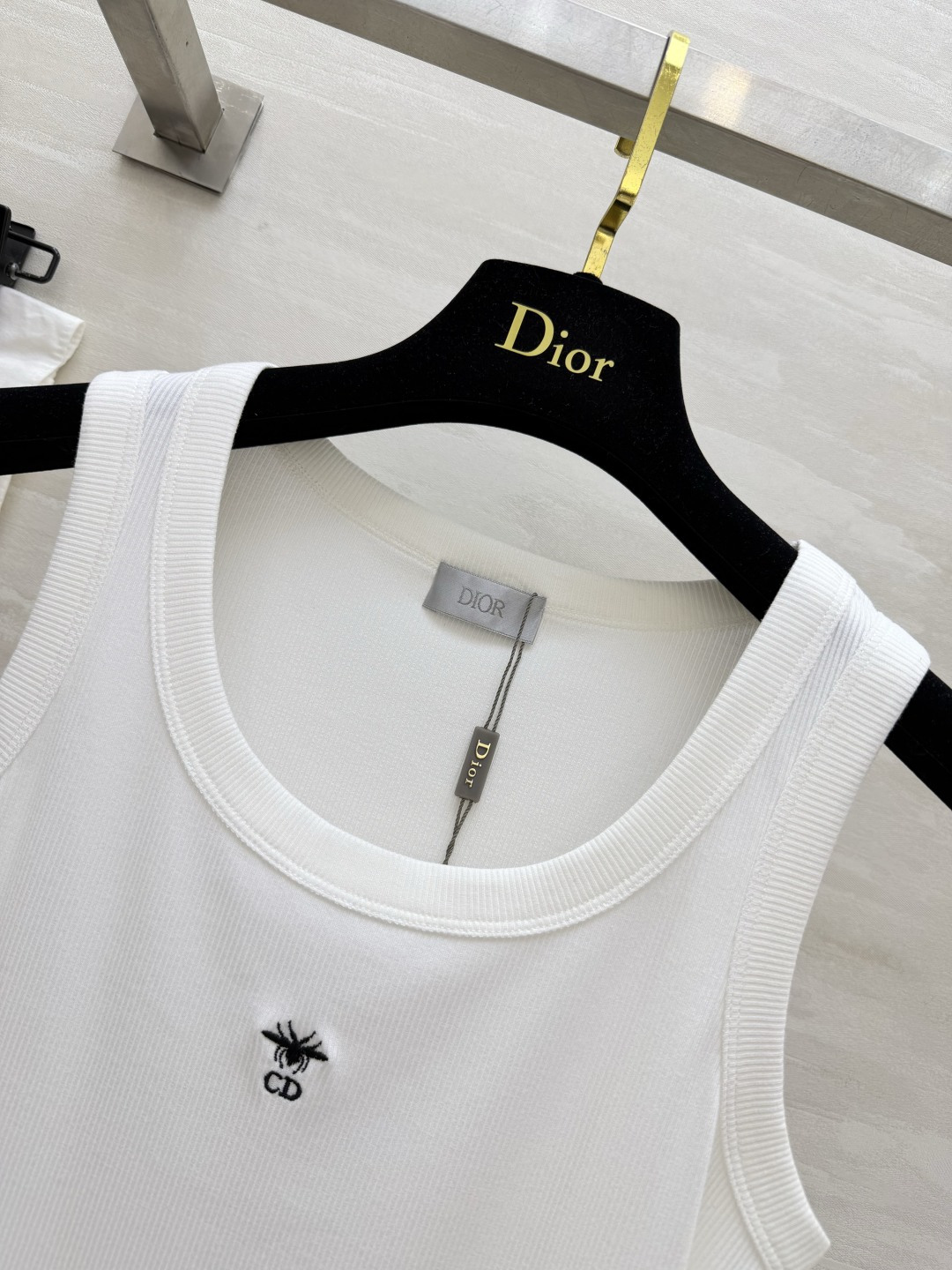 #Dio♡²⁶ss蜜蜂刺绣坑条背心｜衣柜刚需款 把高级感焊在身上的神仙内搭 闭眼入不踩雷💫经典黑白两色 