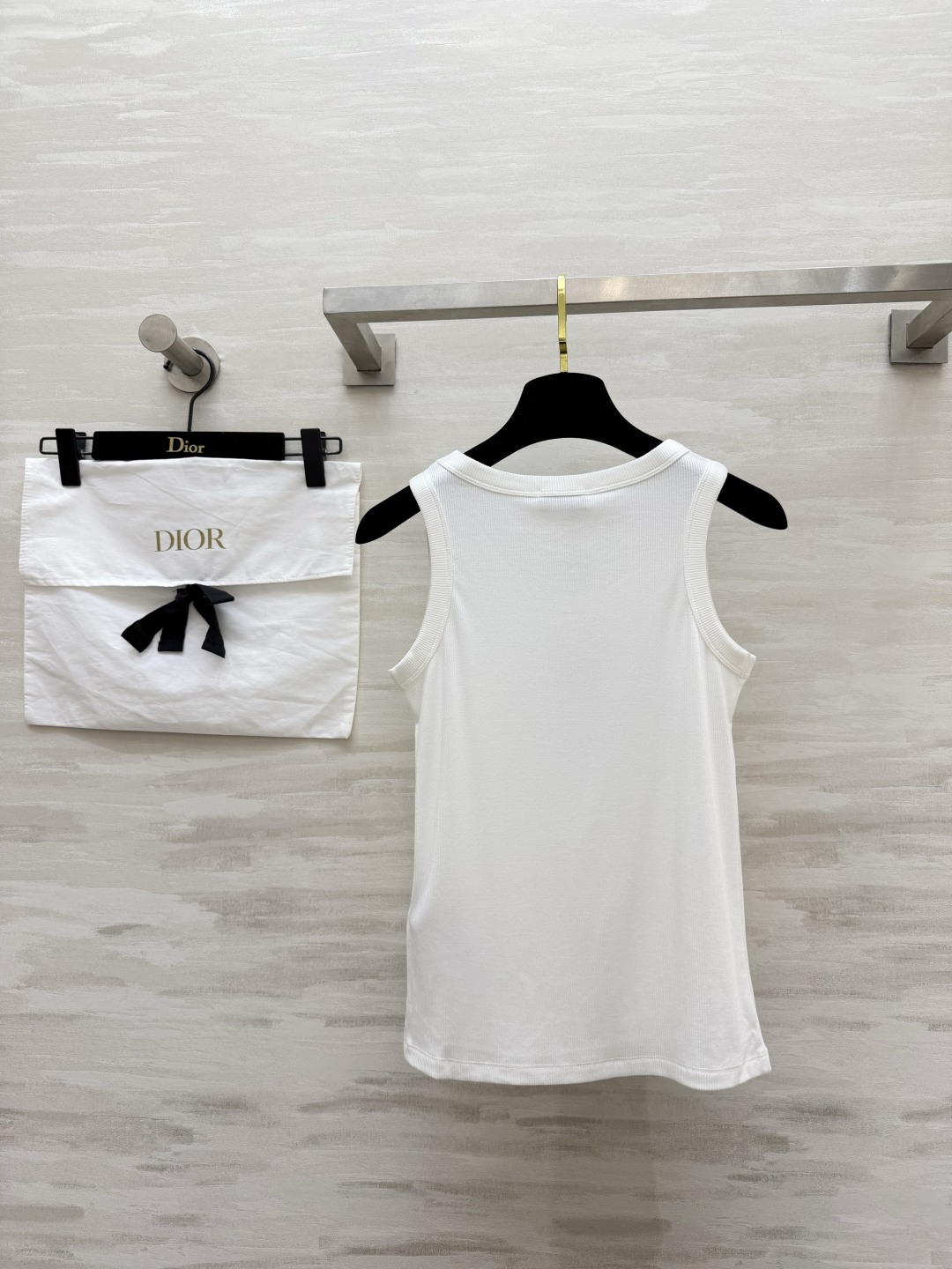 #Dio♡²⁶ss蜜蜂刺绣坑条背心｜衣柜刚需款 把高级感焊在身上的神仙内搭 闭眼入不踩雷💫经典黑白两色 