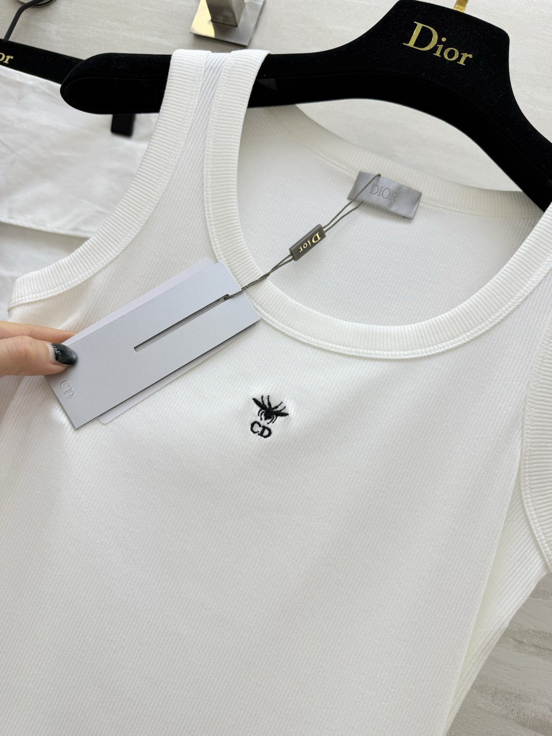 #Dio♡²⁶ss蜜蜂刺绣坑条背心｜衣柜刚需款 把高级感焊在身上的神仙内搭 闭眼入不踩雷💫经典黑白两色 