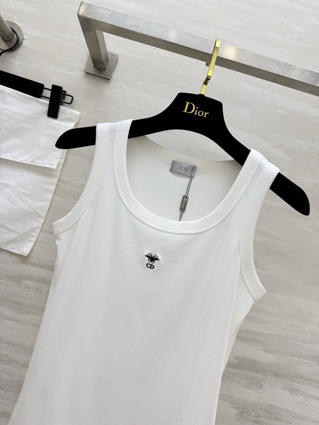 #Dio♡²⁶ss蜜蜂刺绣坑条背心｜衣柜刚需款 把高级感焊在身上的神仙内搭 闭眼入不踩雷💫经典黑白两色 