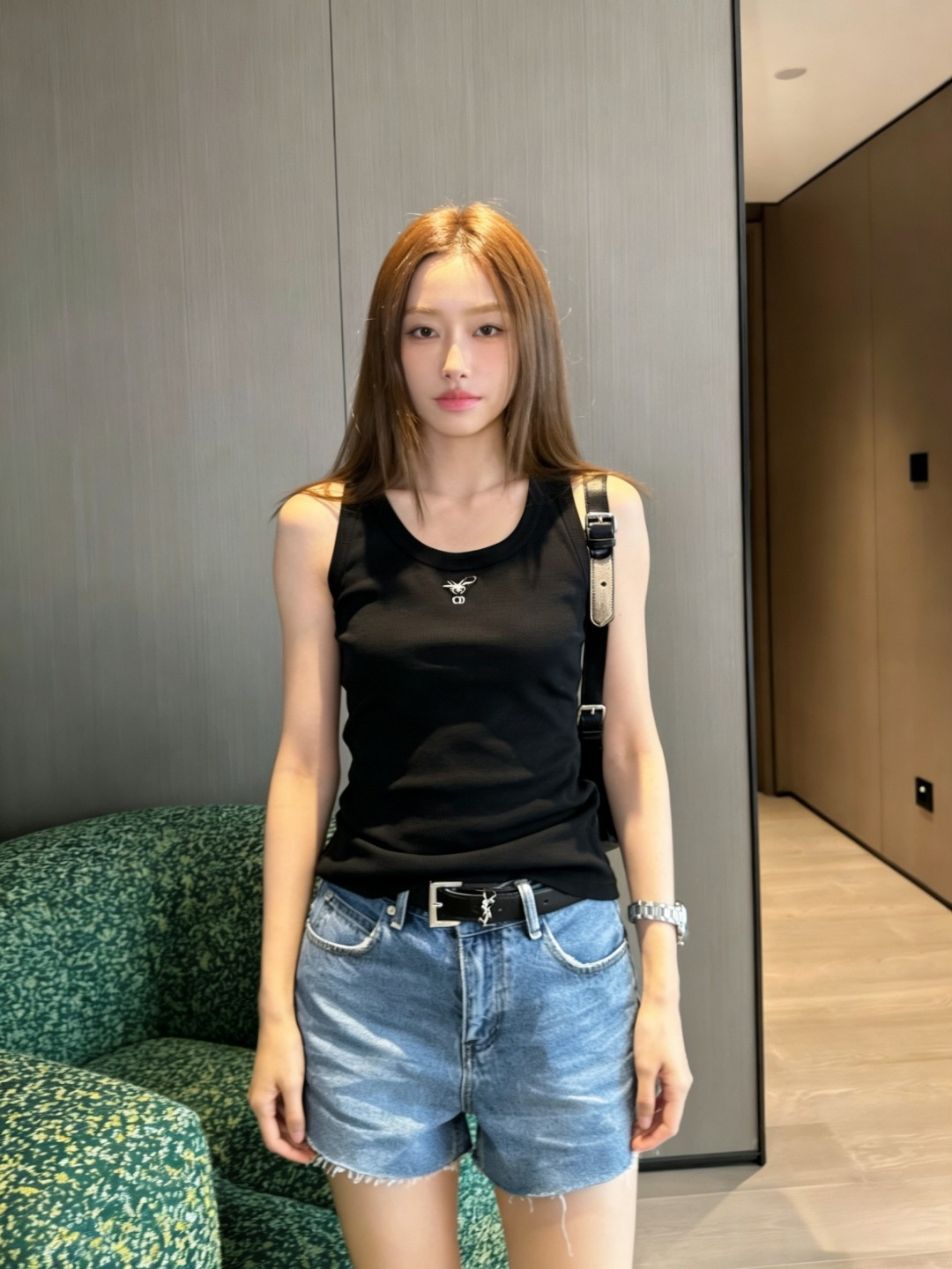 #Dio♡²⁶ss蜜蜂刺绣坑条背心｜衣柜刚需款 把高级感焊在身上的神仙内搭 闭眼入不踩雷💫经典黑白两色 